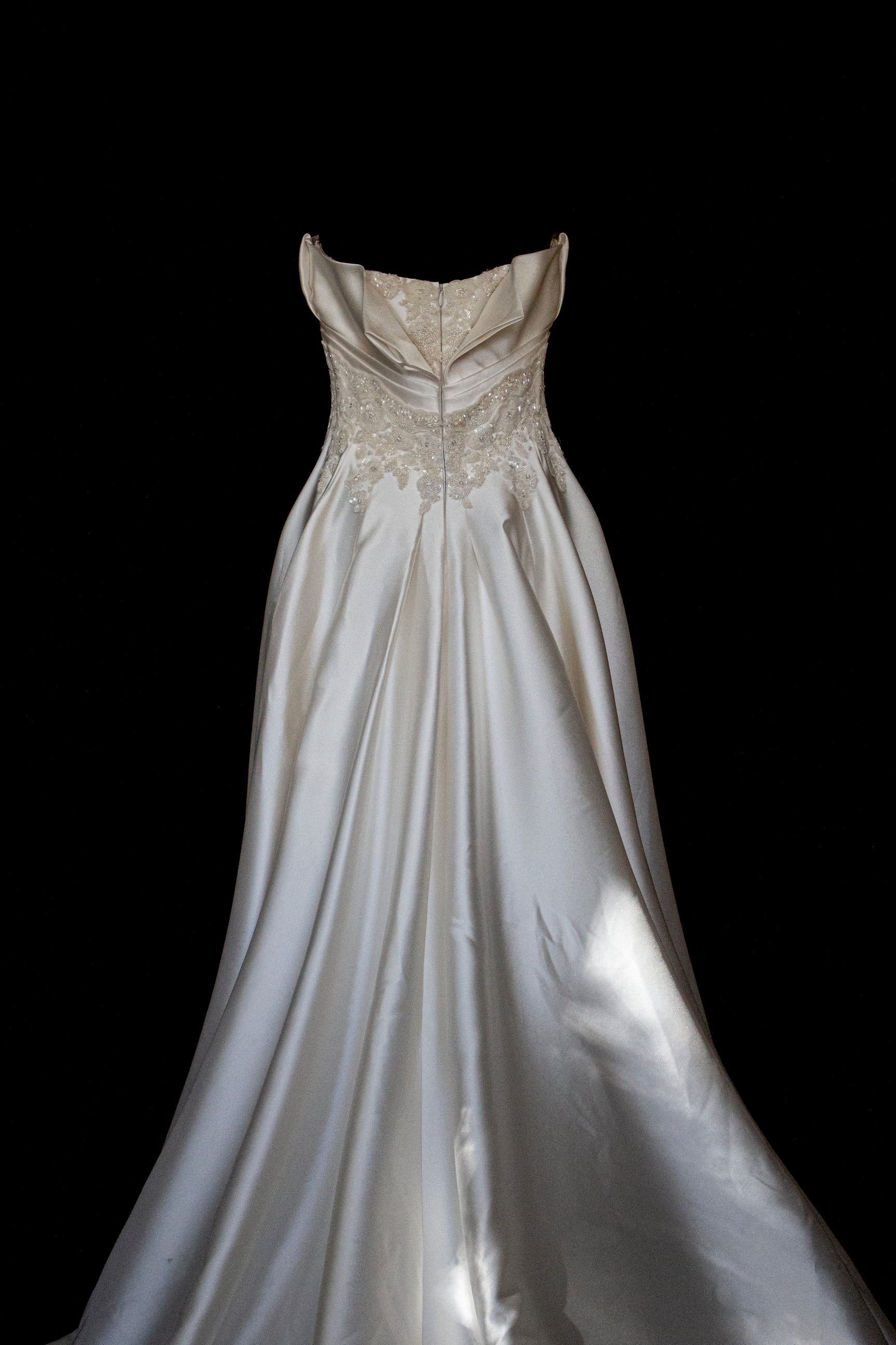 316 - STRAPLESS SILK MIKADO WEDDING DRESS: STRUCTURED A-LINE GOWN WITH HEART NECKLINE & TRAIN - Vague atelier