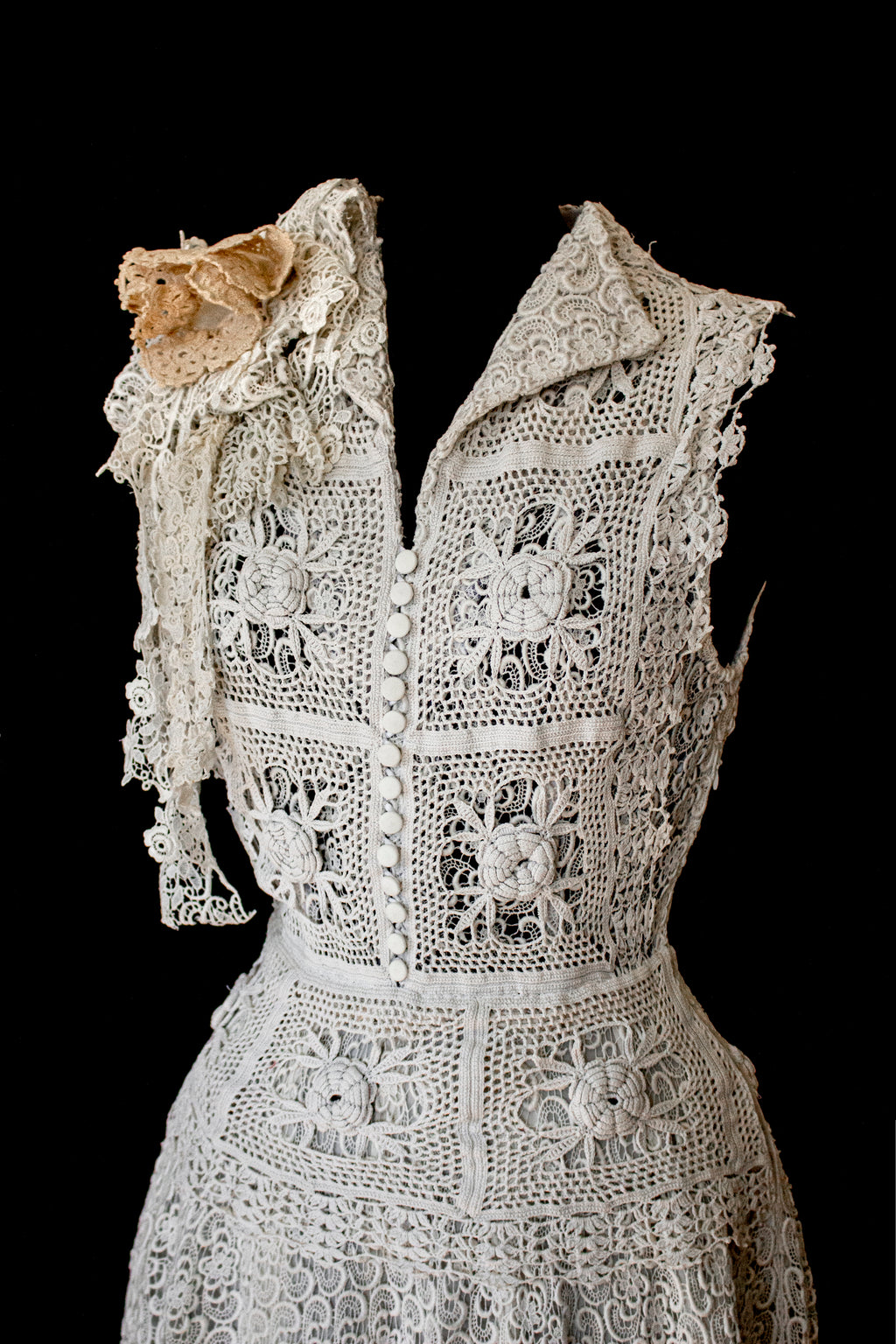 351 - ORIGINAL 1950S VINTAGE MACRAME LACE WEDDING DRESS: ECRU TEA LENGTH GOWN WITH CROCHET FLORAL INLAYS, BOHO CHIC RUSTIC BRIDAL STYLE - Vague atelier