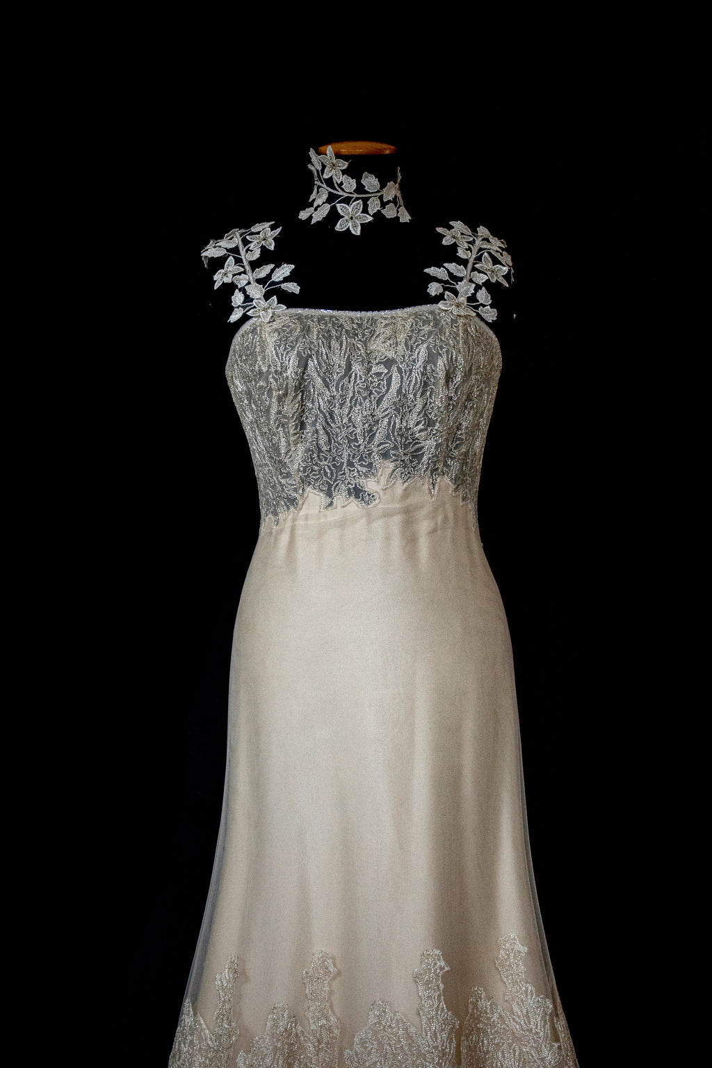 332 - GOLDEN SILK TULLE VINTAGE WEDDING DRESS: UNIQUE A-LINE SLIP GOWN WITH FLORAL DETAILS & TRAIN - Vague atelier