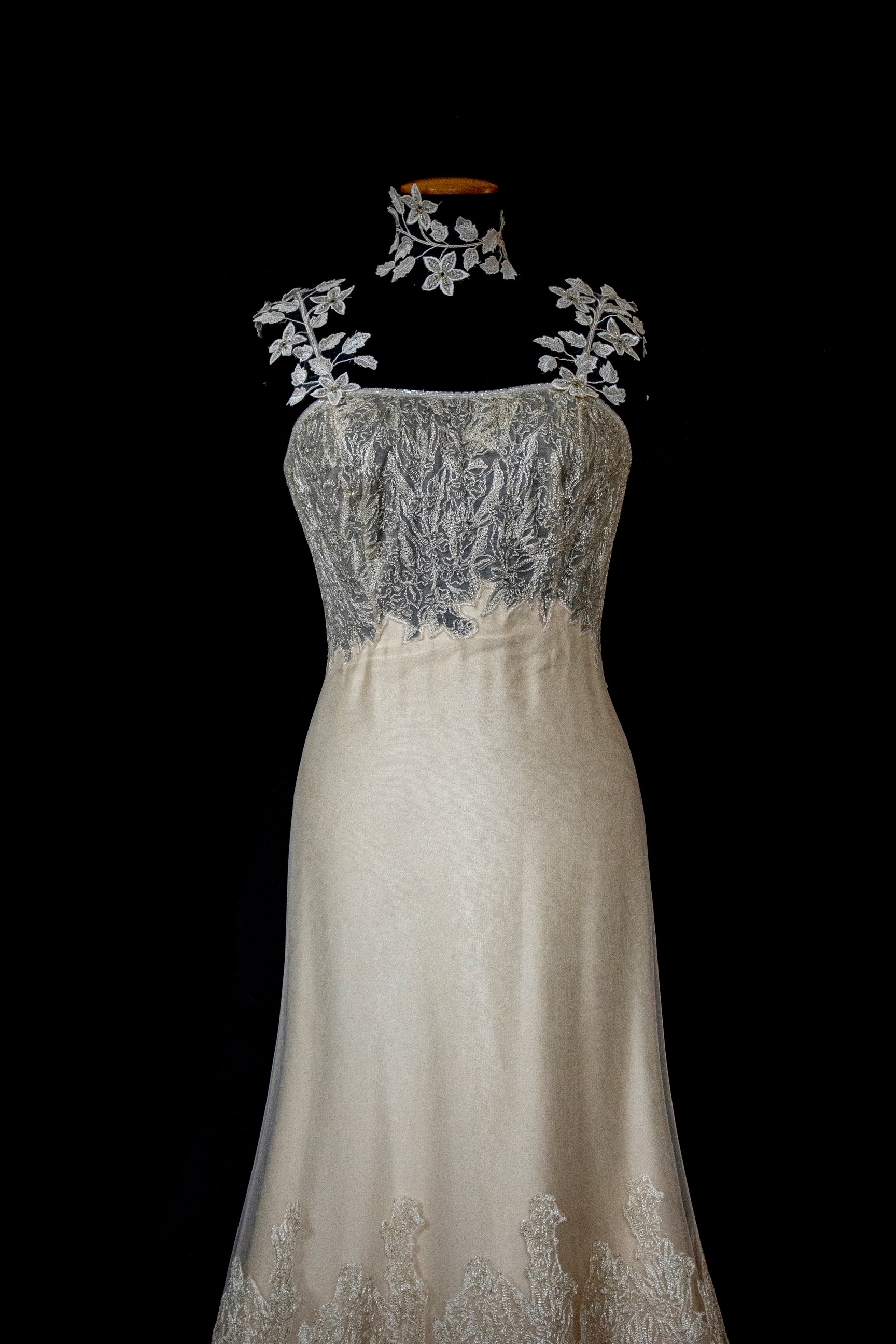 332 - GOLDEN SILK TULLE VINTAGE WEDDING DRESS: UNIQUE A-LINE SLIP GOWN WITH FLORAL DETAILS & TRAIN - Vague atelier