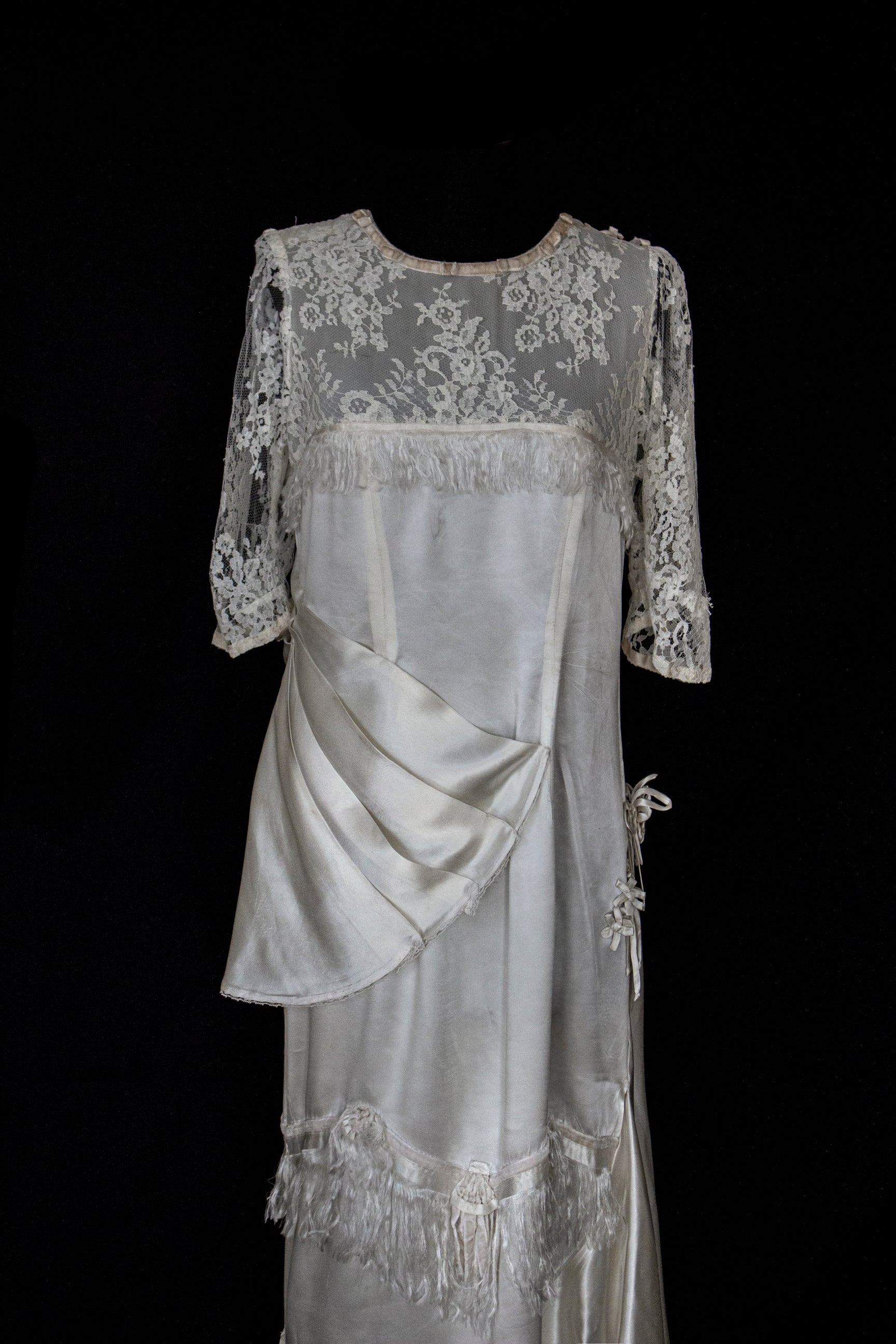 263 - MUSEUM QUALITY 1920S ANTIQUE BRIDAL GOWN: RESTORED ART DECO SILK SATIN & LACE DRESS WITH FRINGES - Vague atelier