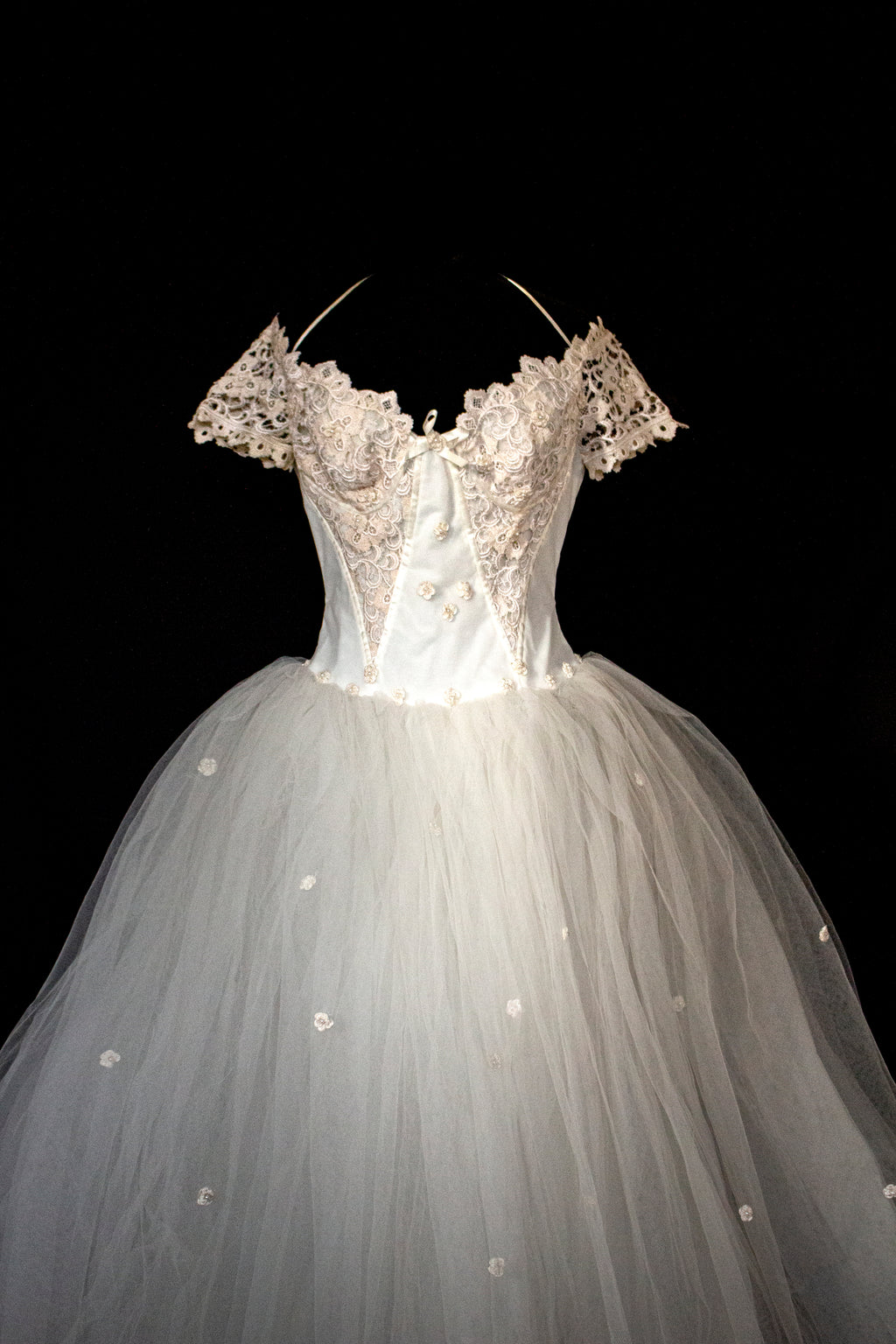 250 - MAJESTIC VINTAGE PRINCESS BALL GOWN: VOLUMINOUS TULLE & MACRAMÉ WITH 3D FLORAL EMBROIDERY