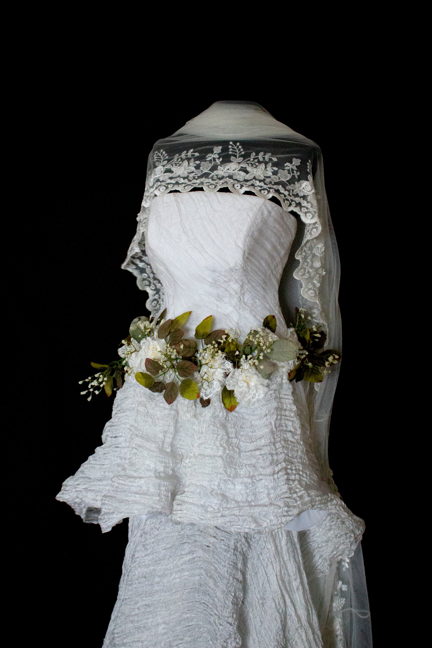 324 - PEARL GREY VINTAGE WEDDING DRESS: A ROMANTIC & UNIQUE BUCOLIC MASTERPIECE