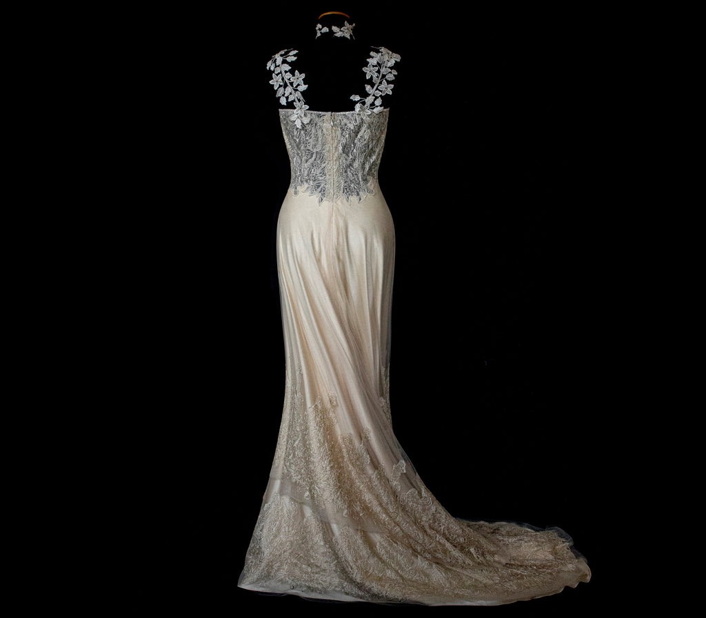 332 - GOLDEN SILK TULLE VINTAGE WEDDING DRESS: UNIQUE A-LINE SLIP GOWN WITH FLORAL DETAILS & TRAIN - Vague atelier