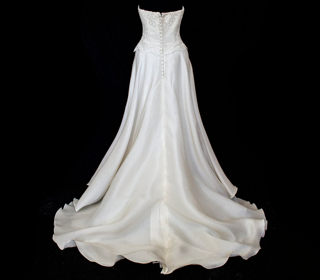 320 - LUXURY PURE SILK VINTAGE BRIDAL GOWN: A-LINE LACE DRESS WITH DETACHABLE RUFFLED CAPE