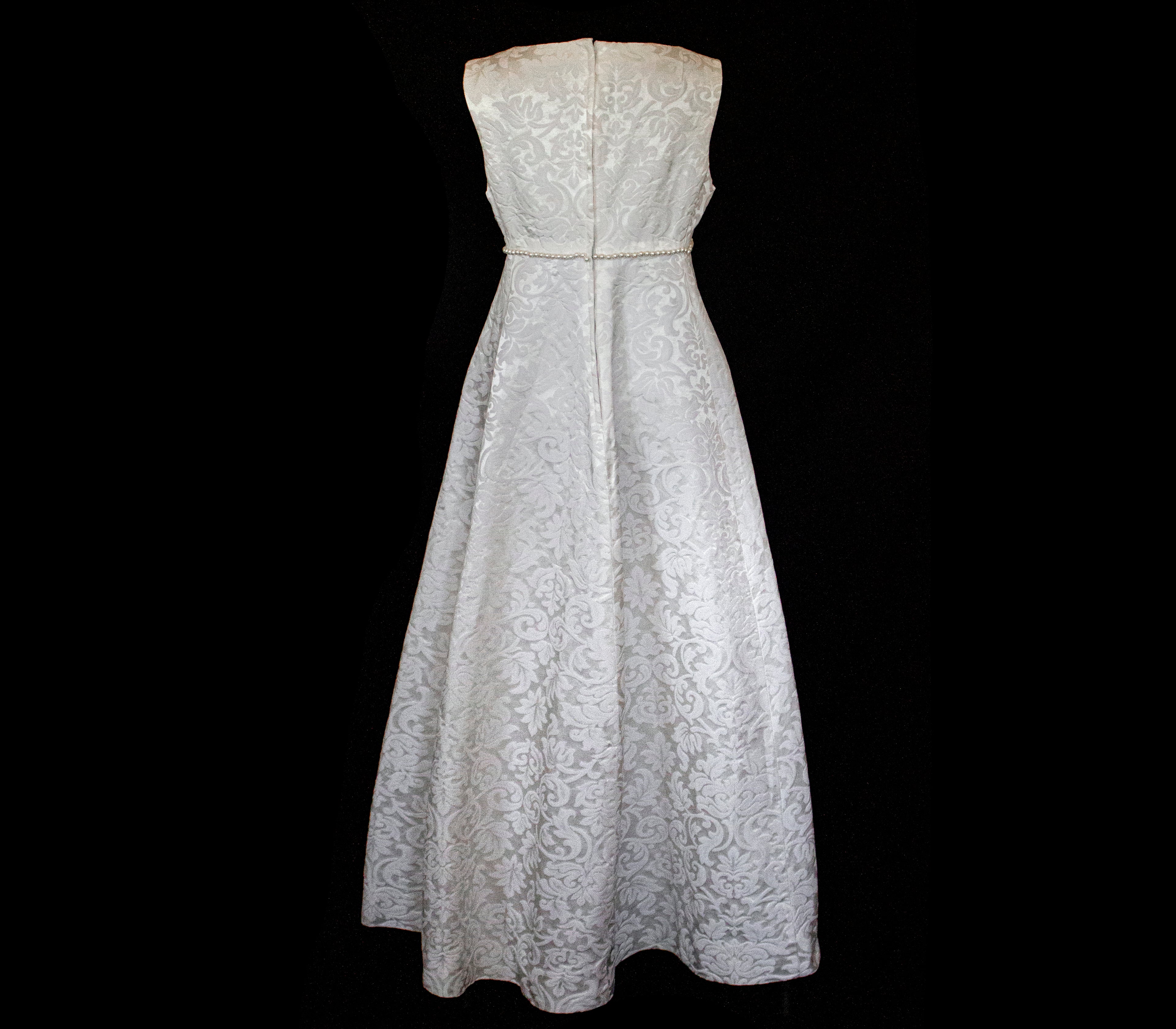 299 - AUTHENTIC 1960S VINTAGE DAMASK BRIDAL DRESS: BON TON ANKLE-LENGTH SHEATH WITH RUFFLED TULLE CAPE - Vague atelier