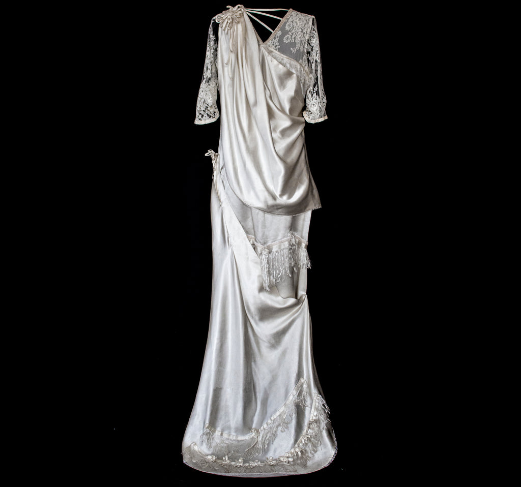 263 - MUSEUM QUALITY 1920S ANTIQUE BRIDAL GOWN: RESTORED ART DECO SILK SATIN & LACE DRESS WITH FRINGES - Vague atelier