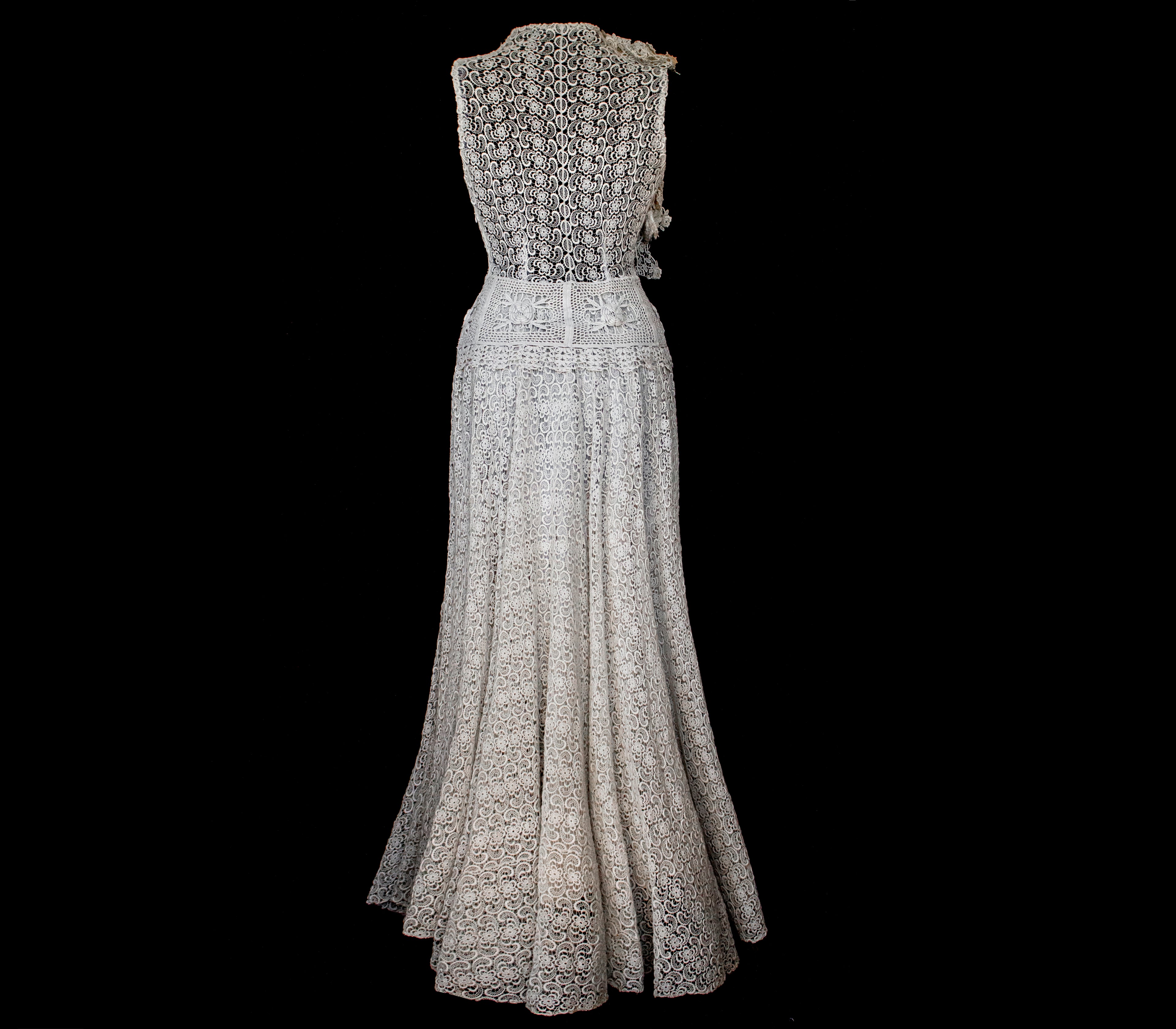 351 - ORIGINAL 1950S VINTAGE MACRAME LACE WEDDING DRESS: ECRU TEA LENGTH GOWN WITH CROCHET FLORAL INLAYS, BOHO CHIC RUSTIC BRIDAL STYLE - Vague atelier