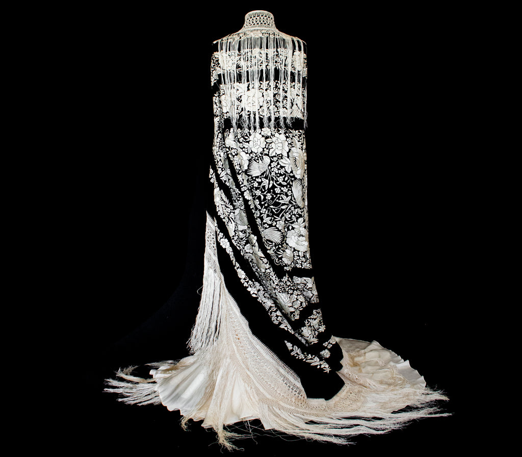 322 - ANTIQUE EARLY 1900S HAND-EMBROIDERED SILK PIANO SHAWL & VINTAGE SILK SATIN SKIRT - Vague atelier