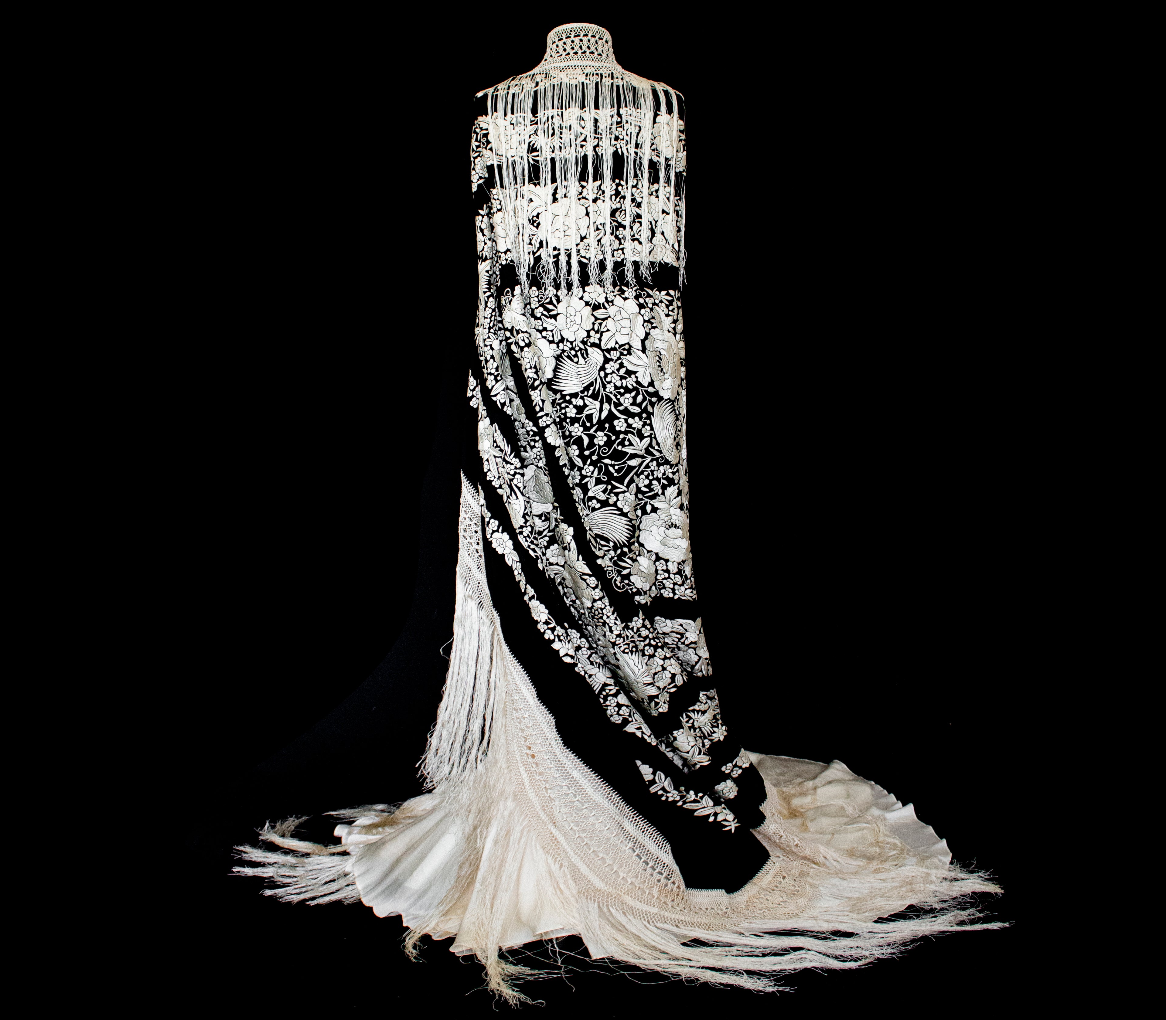 322 - ANTIQUE EARLY 1900S HAND-EMBROIDERED SILK PIANO SHAWL & VINTAGE SILK SATIN SKIRT - Vague atelier