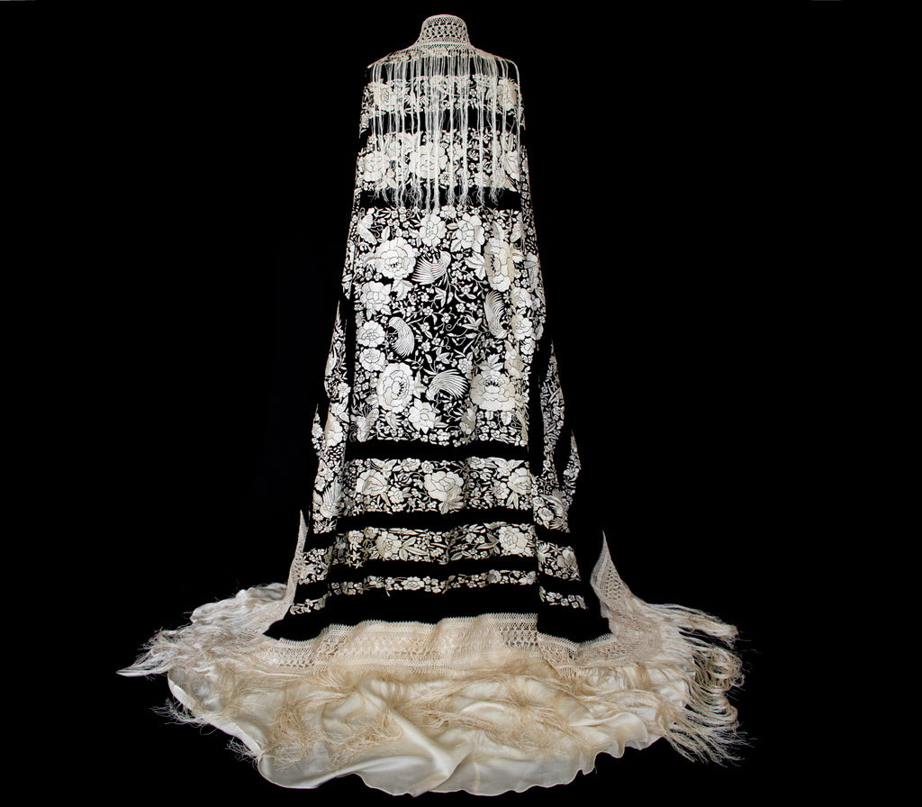 322 - ANTIQUE EARLY 1900S HAND-EMBROIDERED SILK PIANO SHAWL & VINTAGE SILK SATIN SKIRT - Vague atelier