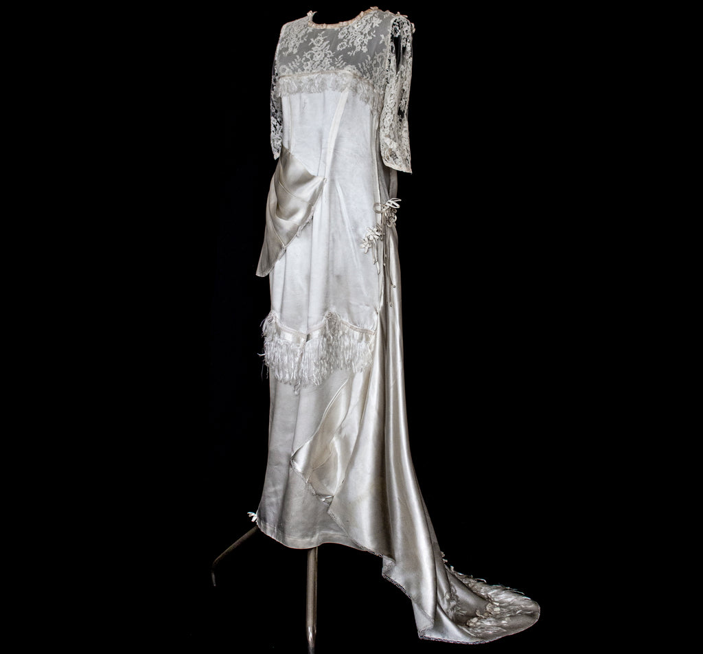 263 - MUSEUM QUALITY 1920S ANTIQUE BRIDAL GOWN: RESTORED ART DECO SILK SATIN & LACE DRESS WITH FRINGES - Vague atelier