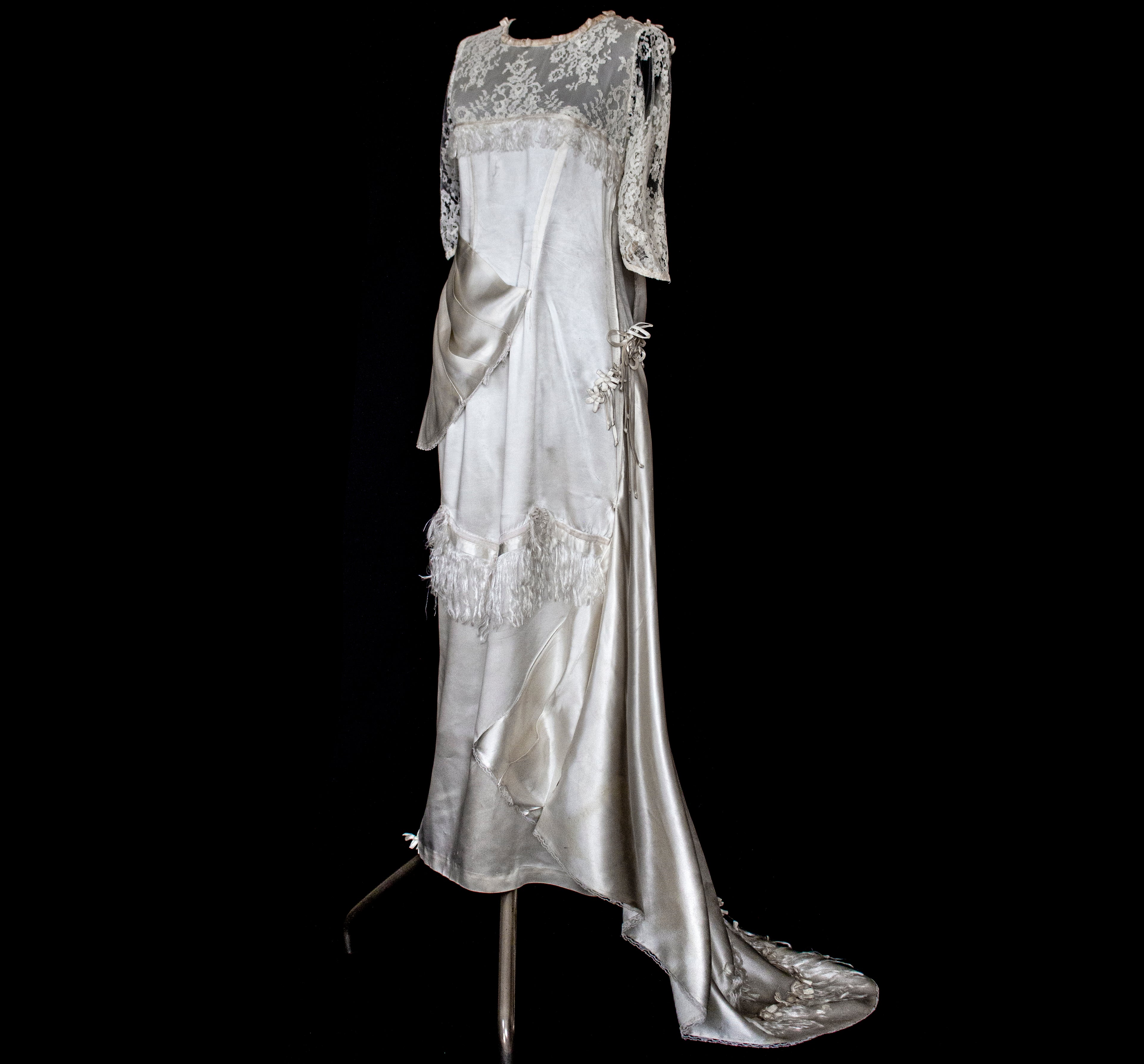 263 - MUSEUM QUALITY 1920S ANTIQUE BRIDAL GOWN: RESTORED ART DECO SILK SATIN & LACE DRESS WITH FRINGES - Vague atelier