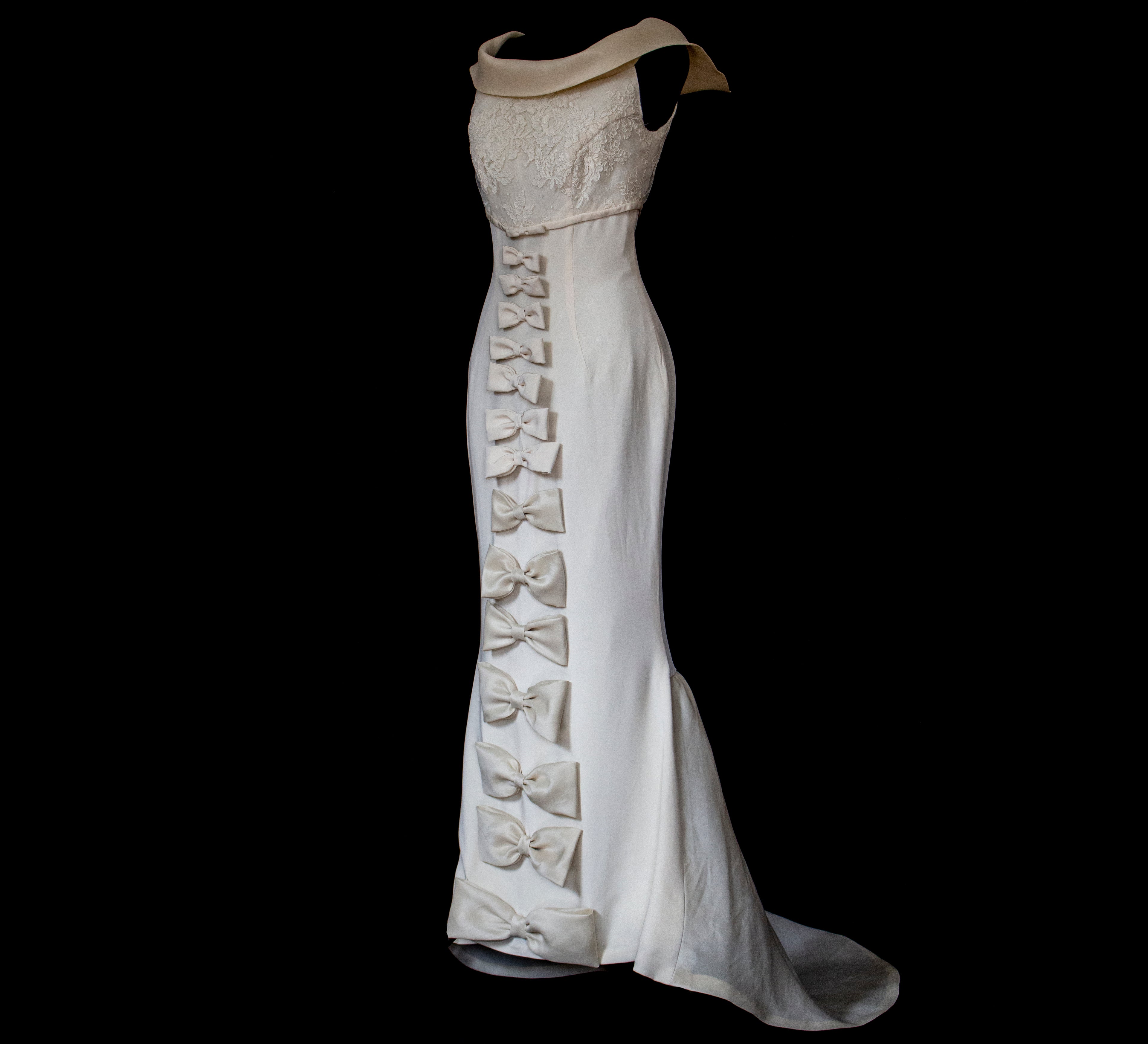 273 - CHIC VINTAGE PURE SILK BRIDAL MERMAID GOWN: LACE BODICE & VERTICAL MAXI BOWS - Vague atelier