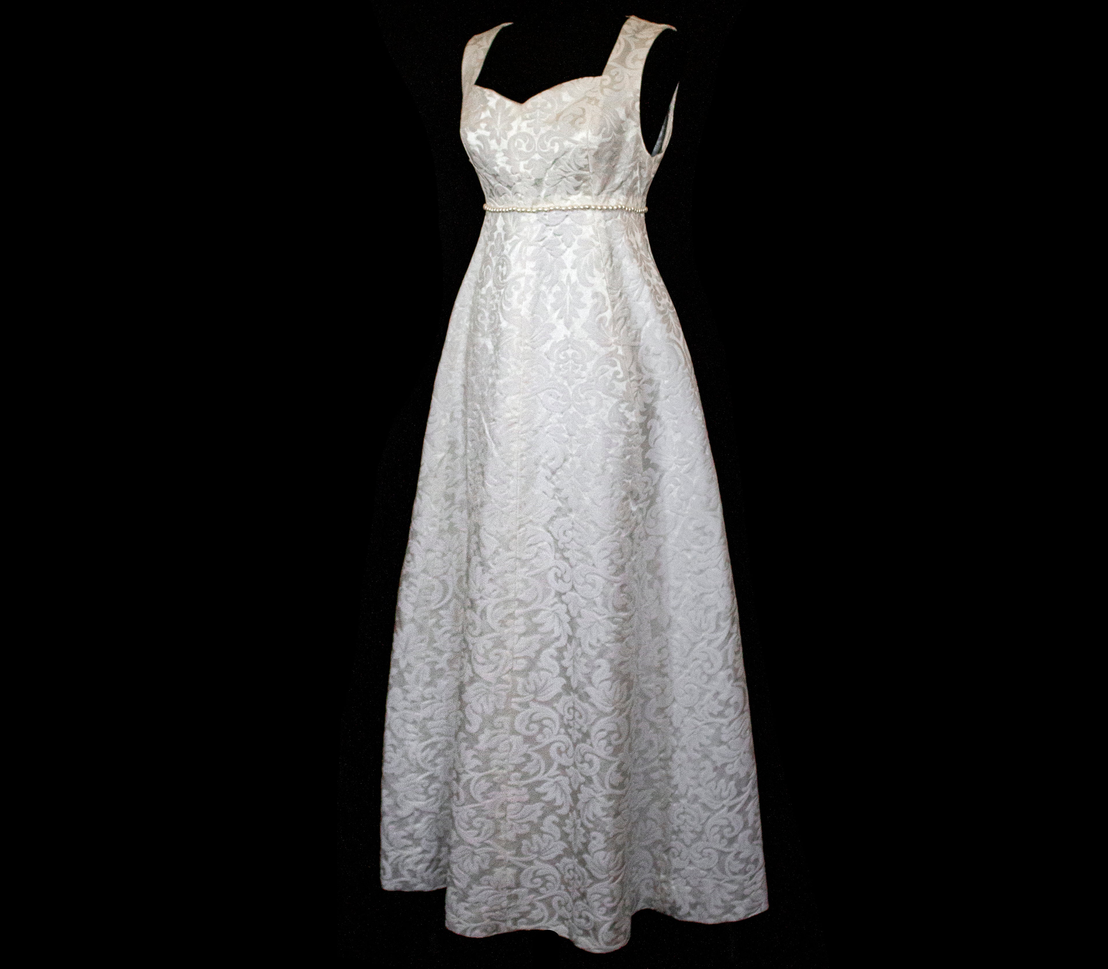 299 - AUTHENTIC 1960S VINTAGE DAMASK BRIDAL DRESS: BON TON ANKLE-LENGTH SHEATH WITH RUFFLED TULLE CAPE - Vague atelier