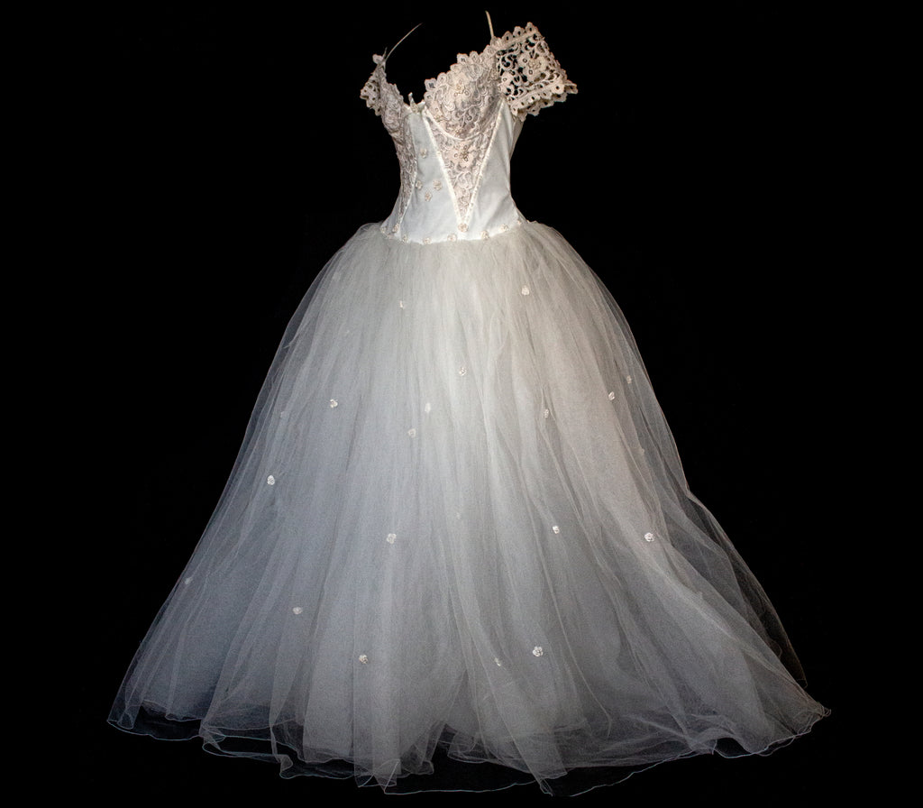 250 - MAJESTIC VINTAGE PRINCESS BALL GOWN: VOLUMINOUS TULLE & MACRAMÉ WITH 3D FLORAL EMBROIDERY