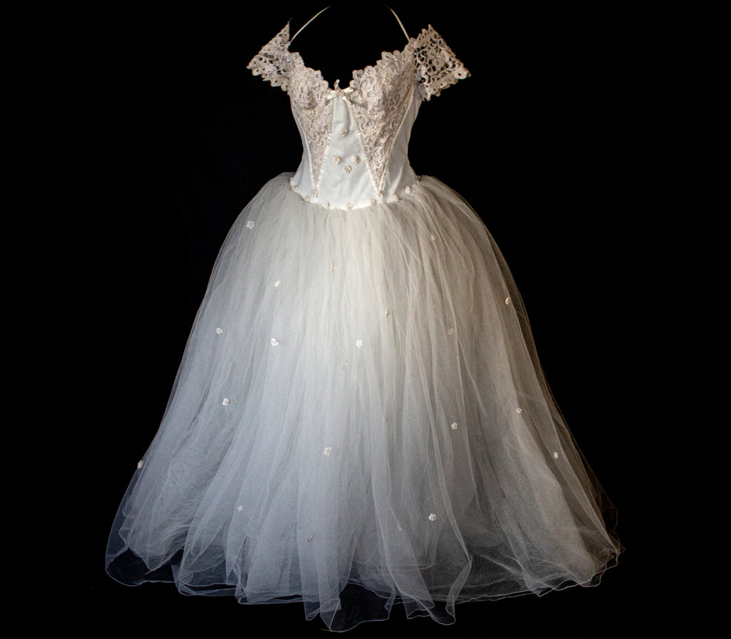 250 - MAJESTIC VINTAGE PRINCESS BALL GOWN: VOLUMINOUS TULLE & MACRAMÉ WITH 3D FLORAL EMBROIDERY