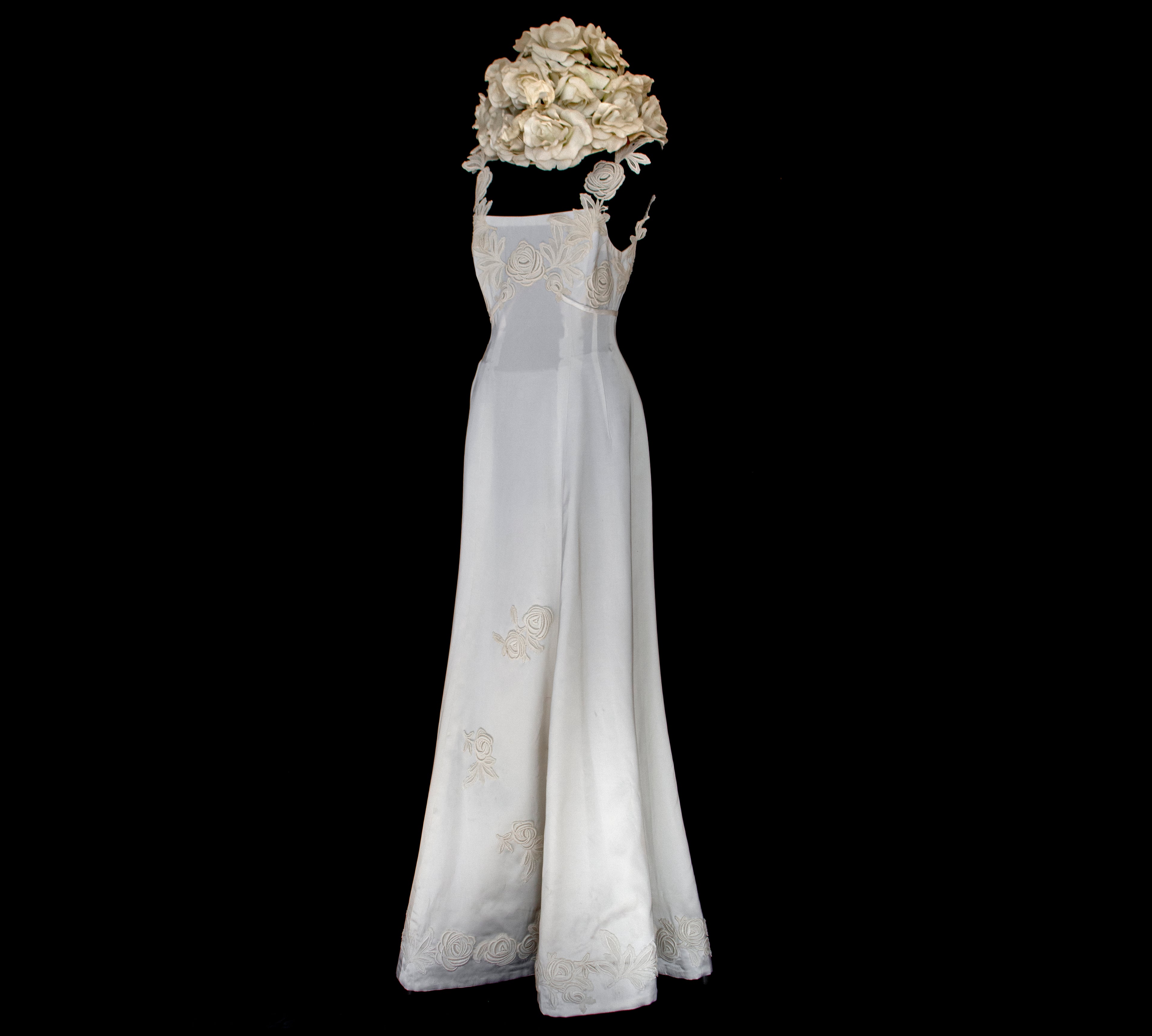 252 - ICONIC 1960S EMPIRE BRIDAL SET: ICE SATIN GOWN & STRAW BUCKET HAT WITH MAXI ROSES