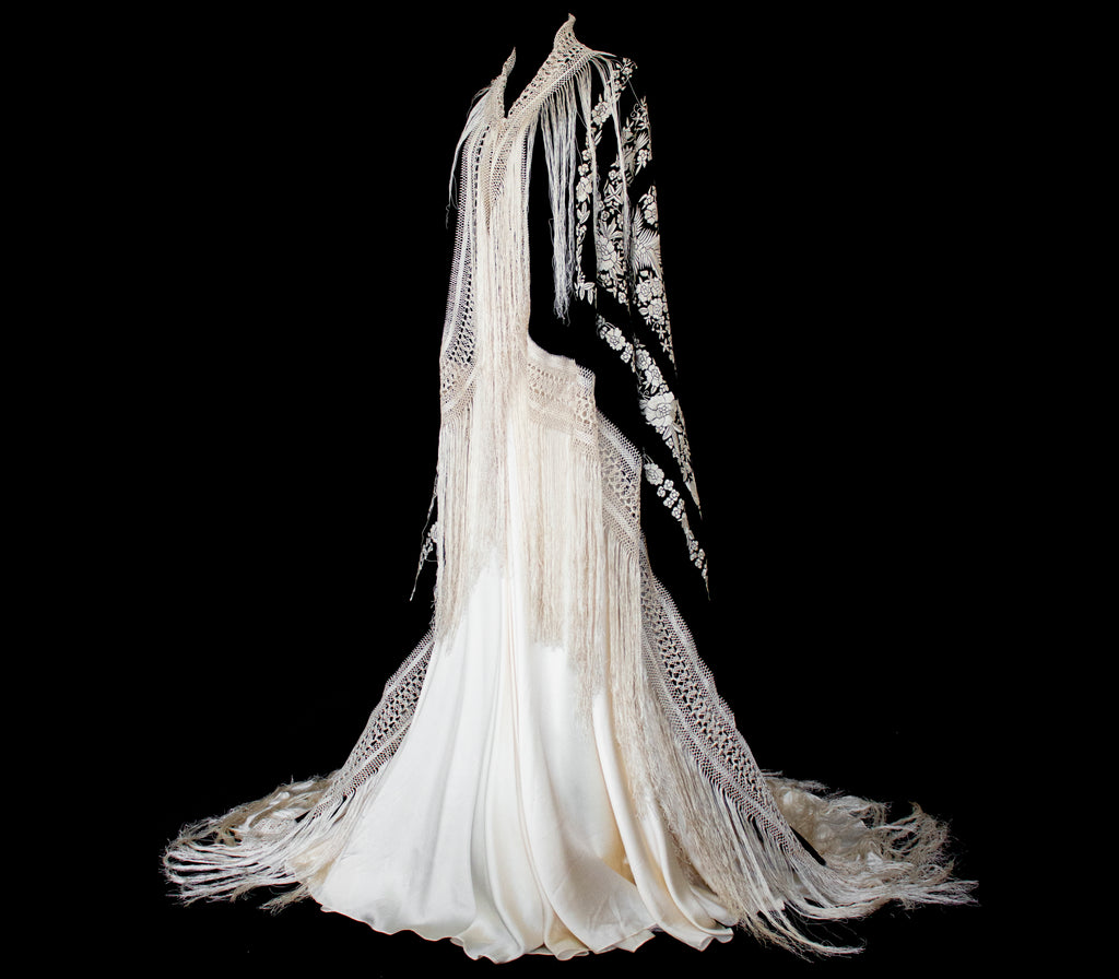 322 - ANTIQUE EARLY 1900S HAND-EMBROIDERED SILK PIANO SHAWL & VINTAGE SILK SATIN SKIRT - Vague atelier