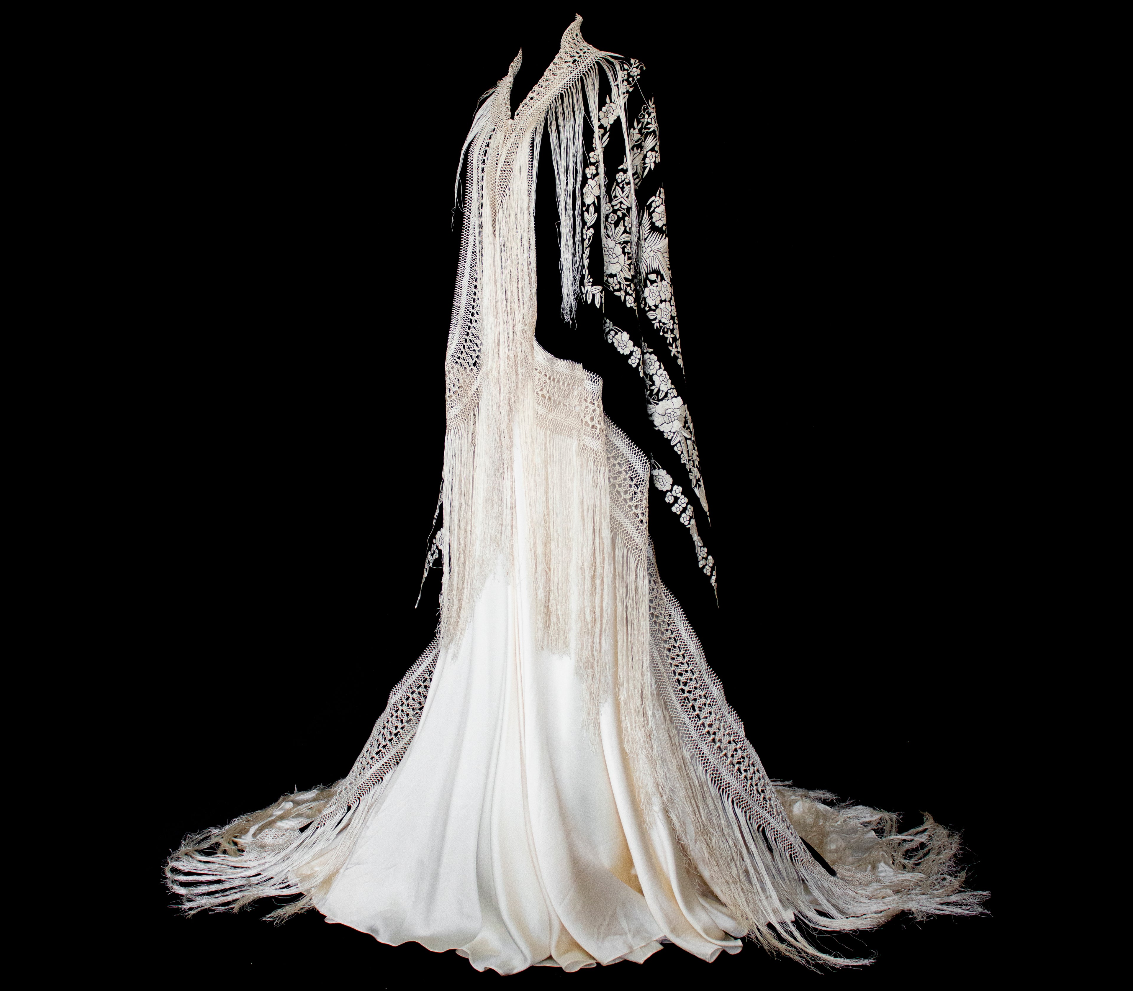 322 - ANTIQUE EARLY 1900S HAND-EMBROIDERED SILK PIANO SHAWL & VINTAGE SILK SATIN SKIRT - Vague atelier