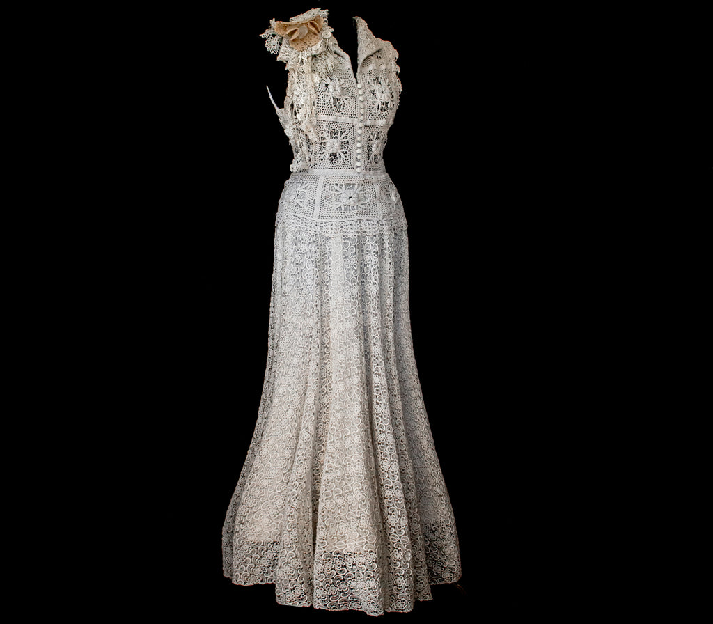 351 - ORIGINAL 1950S VINTAGE MACRAME LACE WEDDING DRESS: ECRU TEA LENGTH GOWN WITH CROCHET FLORAL INLAYS, BOHO CHIC RUSTIC BRIDAL STYLE - Vague atelier