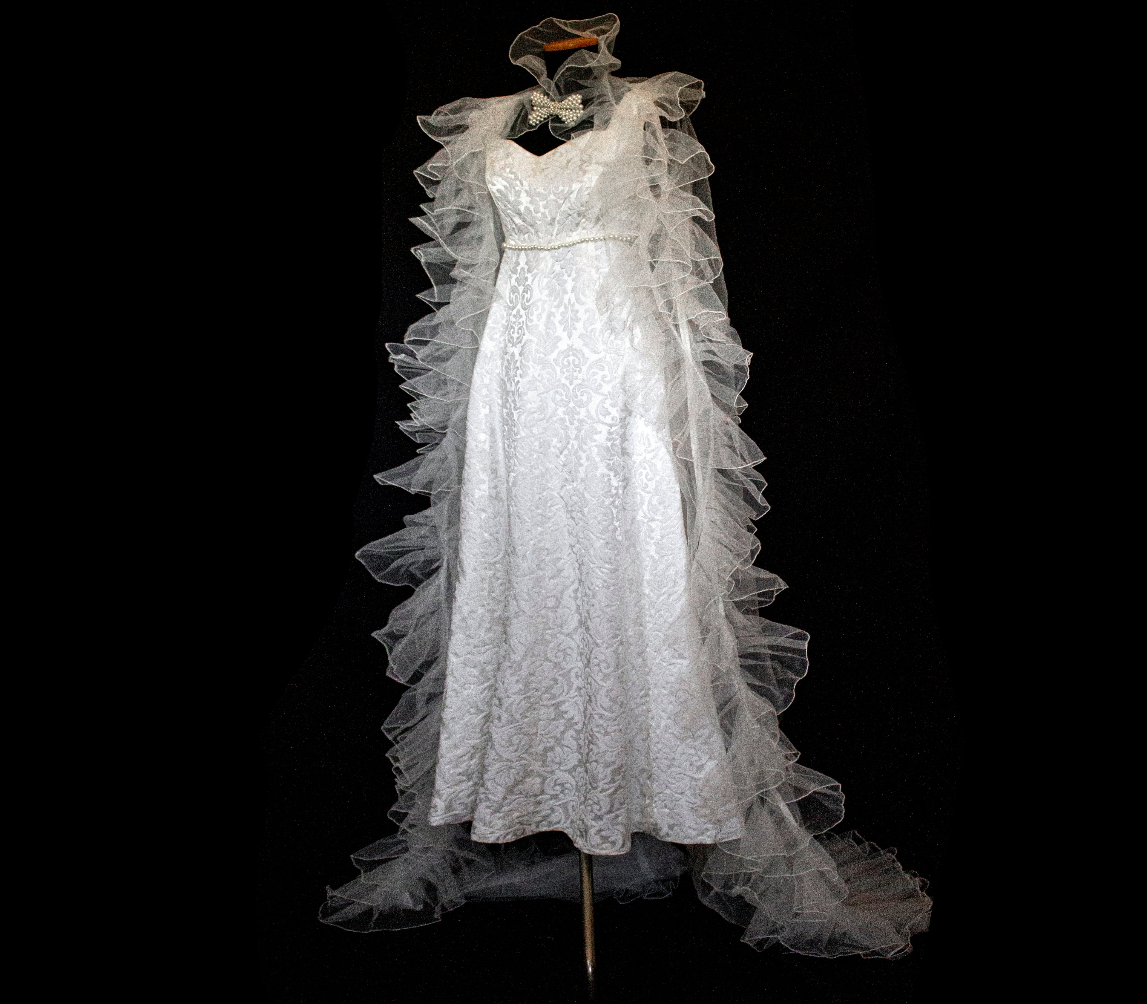 299 - AUTHENTIC 1960S VINTAGE DAMASK BRIDAL DRESS: BON TON ANKLE-LENGTH SHEATH WITH RUFFLED TULLE CAPE - Vague atelier