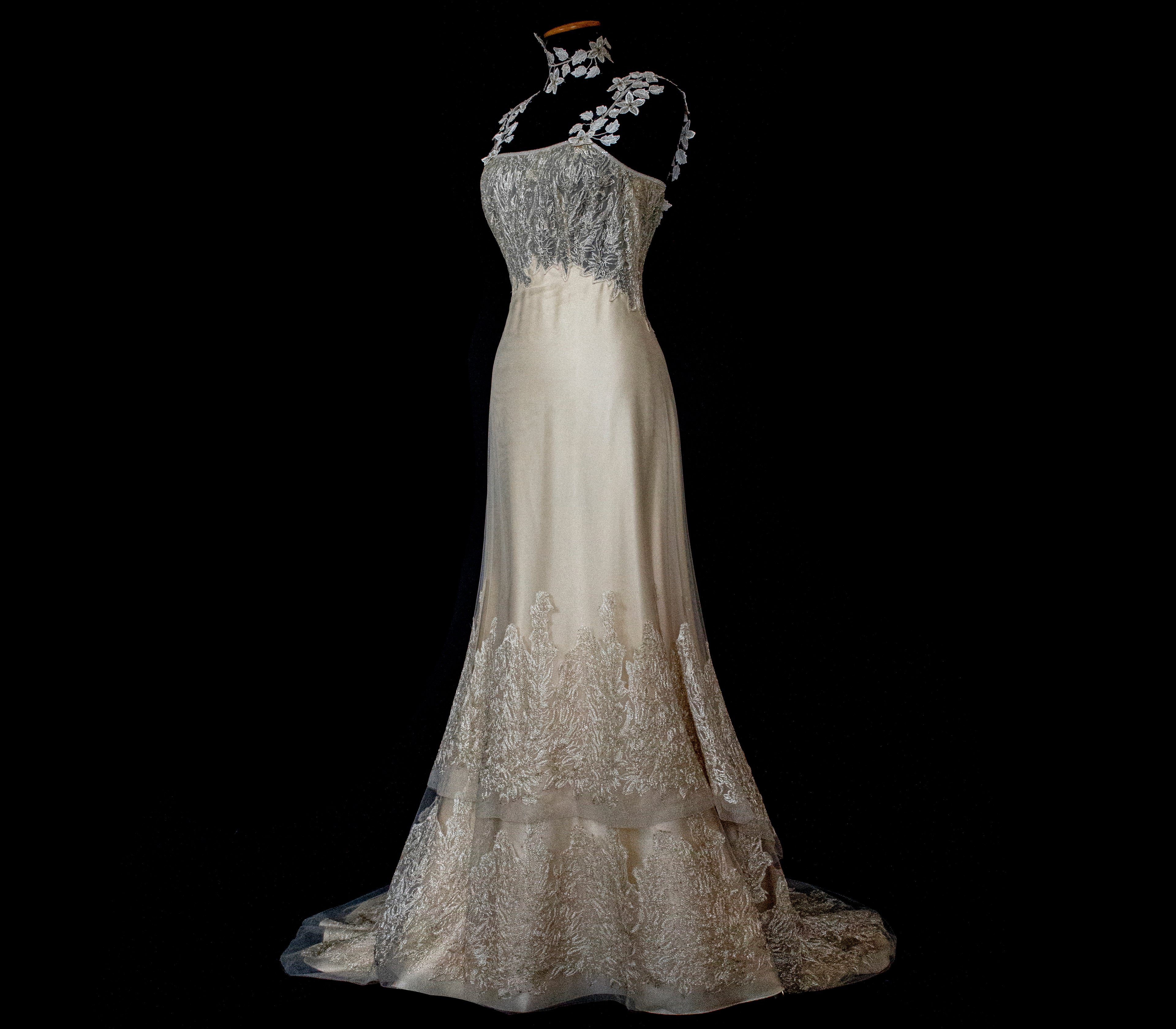 332 - GOLDEN SILK TULLE VINTAGE WEDDING DRESS: UNIQUE A-LINE SLIP GOWN WITH FLORAL DETAILS & TRAIN - Vague atelier