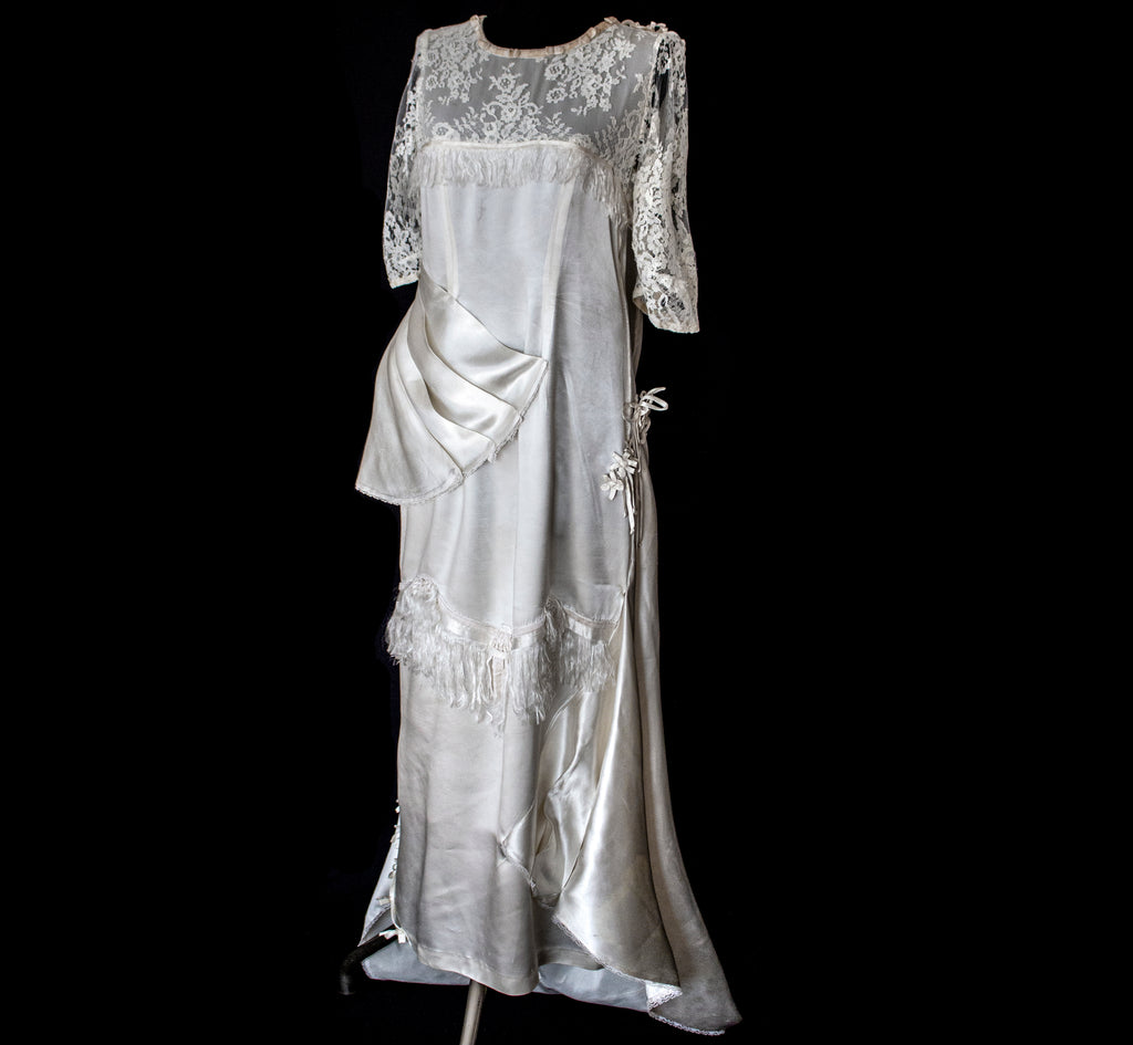 263 - MUSEUM QUALITY 1920S ANTIQUE BRIDAL GOWN: RESTORED ART DECO SILK SATIN & LACE DRESS WITH FRINGES - Vague atelier