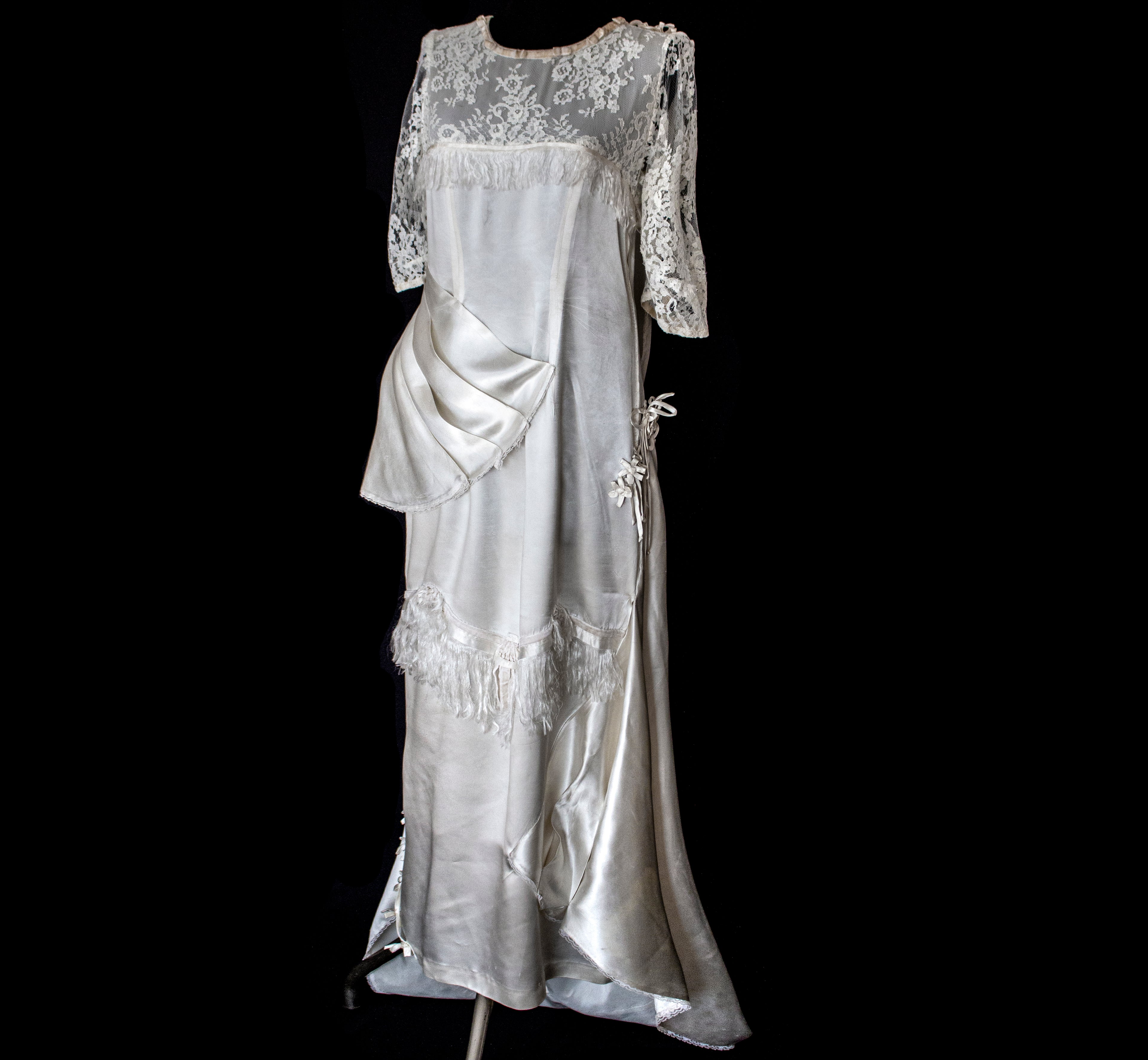 263 - MUSEUM QUALITY 1920S ANTIQUE BRIDAL GOWN: RESTORED ART DECO SILK SATIN & LACE DRESS WITH FRINGES - Vague atelier