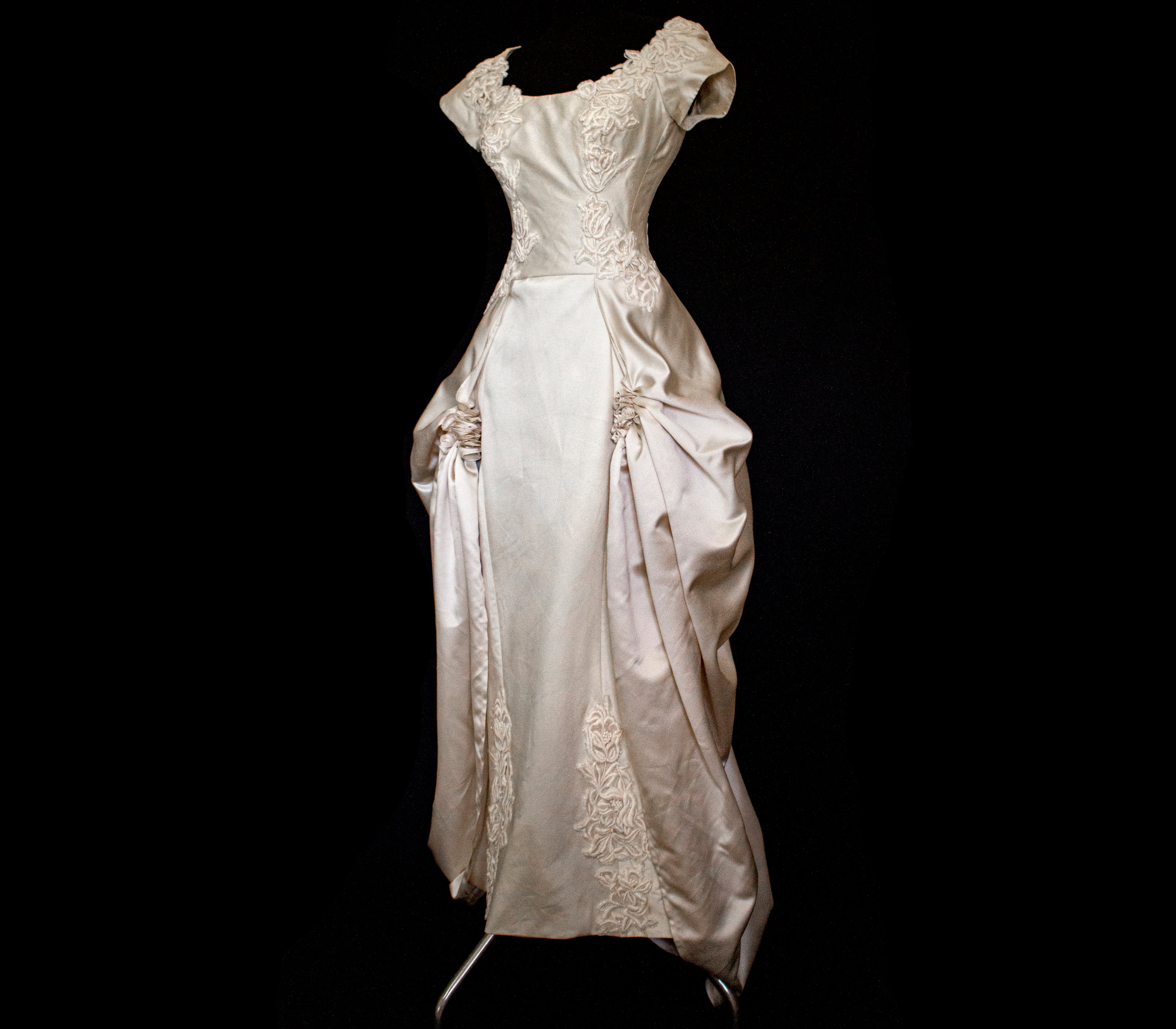 355 - VINTAGE 90s SILK COLUMN WEDDING DRESS: CREAM GOWN WITH GOLD SATIN DRAPED TRAIN & EMBROIDERED ROSES - Vague atelier