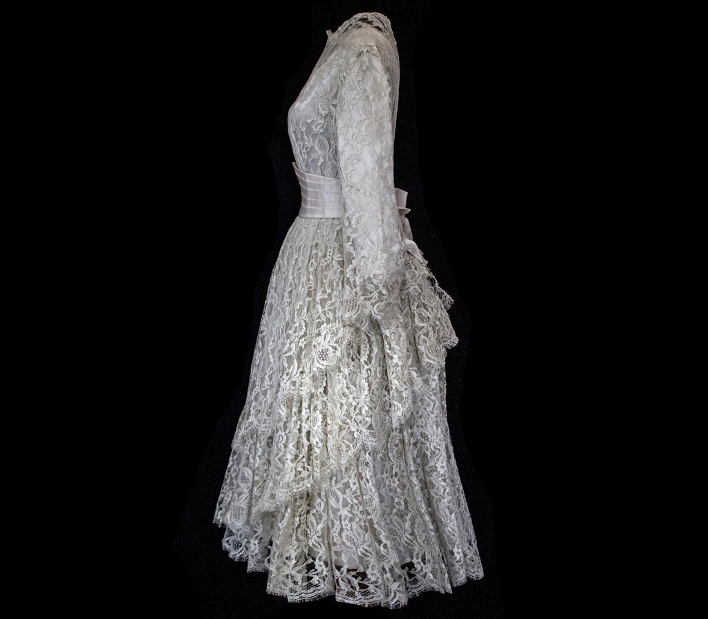 306 - VINTAGE 1960S LACE MINI WEDDING DRESS: MOD STYLE SHORT GOWN WITH ASYMMETRICAL PEPLUM - Vague atelier