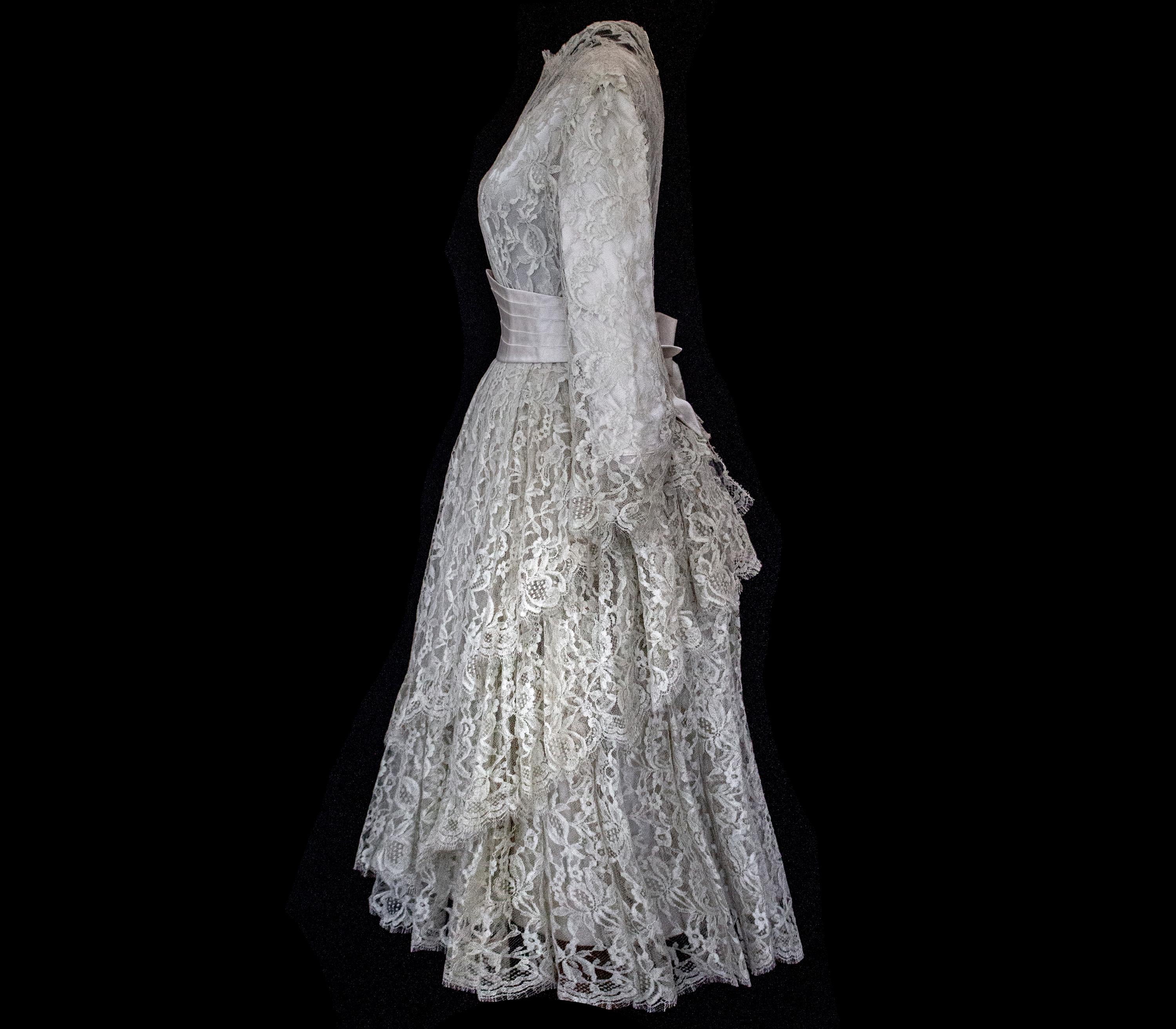 306 - VINTAGE 1960S LACE MINI WEDDING DRESS: MOD STYLE SHORT GOWN WITH ASYMMETRICAL PEPLUM - Vague atelier