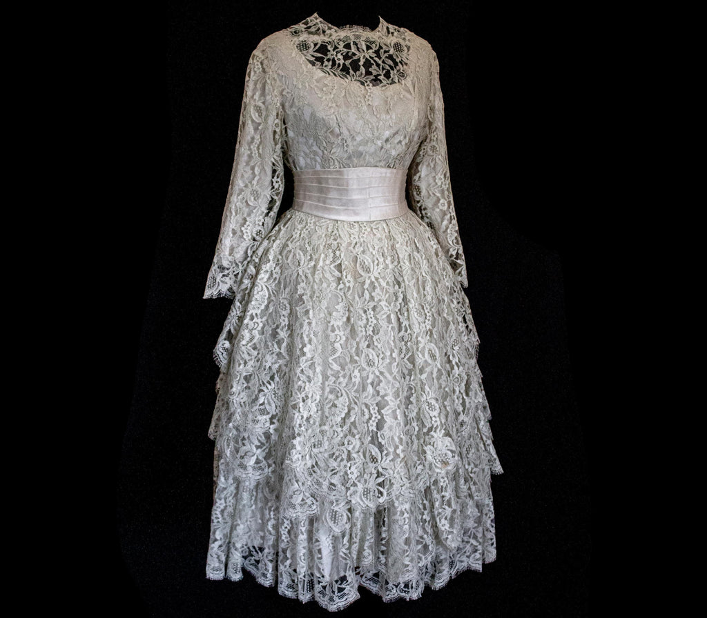 306 - VINTAGE 1960S LACE MINI WEDDING DRESS: MOD STYLE SHORT GOWN WITH ASYMMETRICAL PEPLUM - Vague atelier