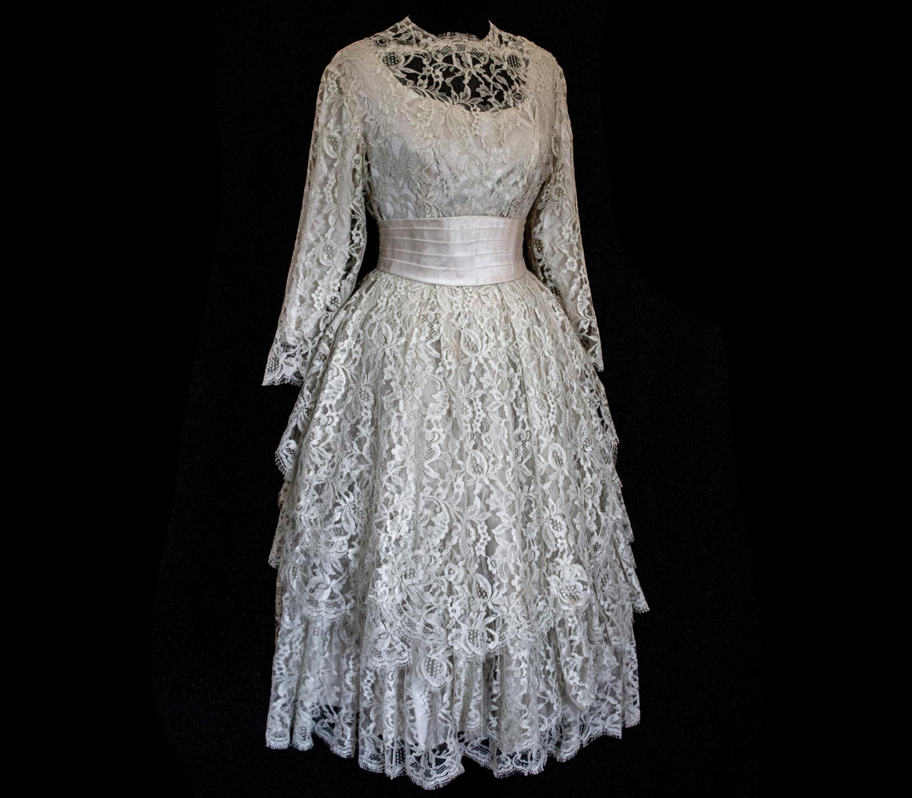 306 - VINTAGE 1960S LACE MINI WEDDING DRESS: MOD STYLE SHORT GOWN WITH ASYMMETRICAL PEPLUM - Vague atelier