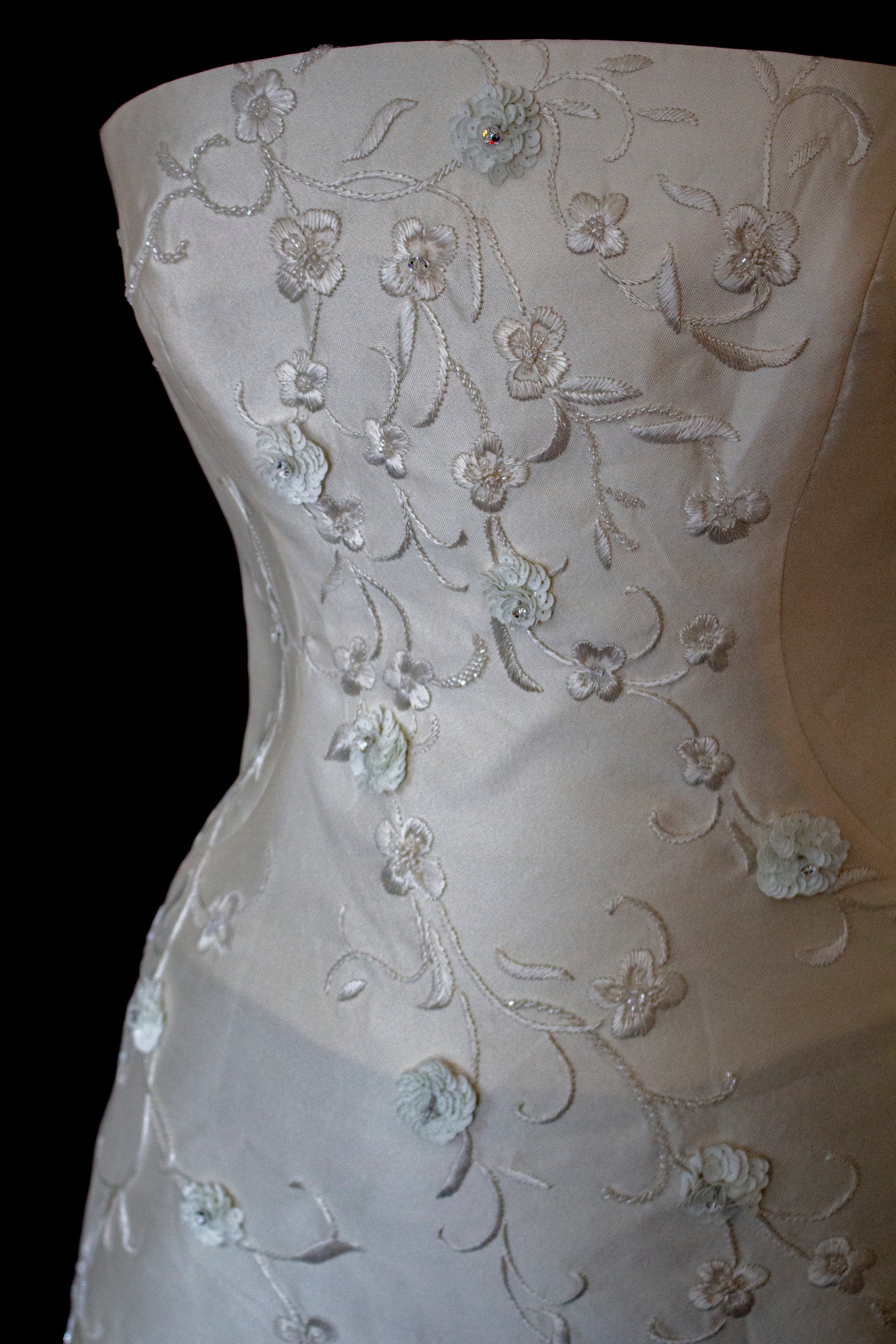327 - MINIMALIST VINTAGE SILK MIKADO SHEATH: ICE JEWEL EMBROIDERY & FLOWY LONG TRAIN - Vague atelier