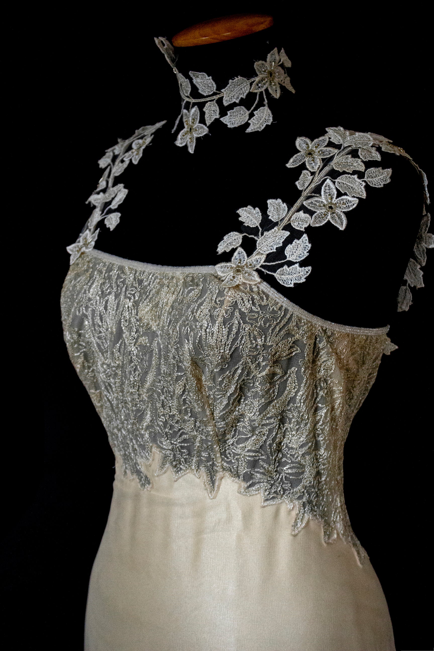 332 - GOLDEN SILK TULLE VINTAGE WEDDING DRESS: UNIQUE A-LINE SLIP GOWN WITH FLORAL DETAILS & TRAIN - Vague atelier