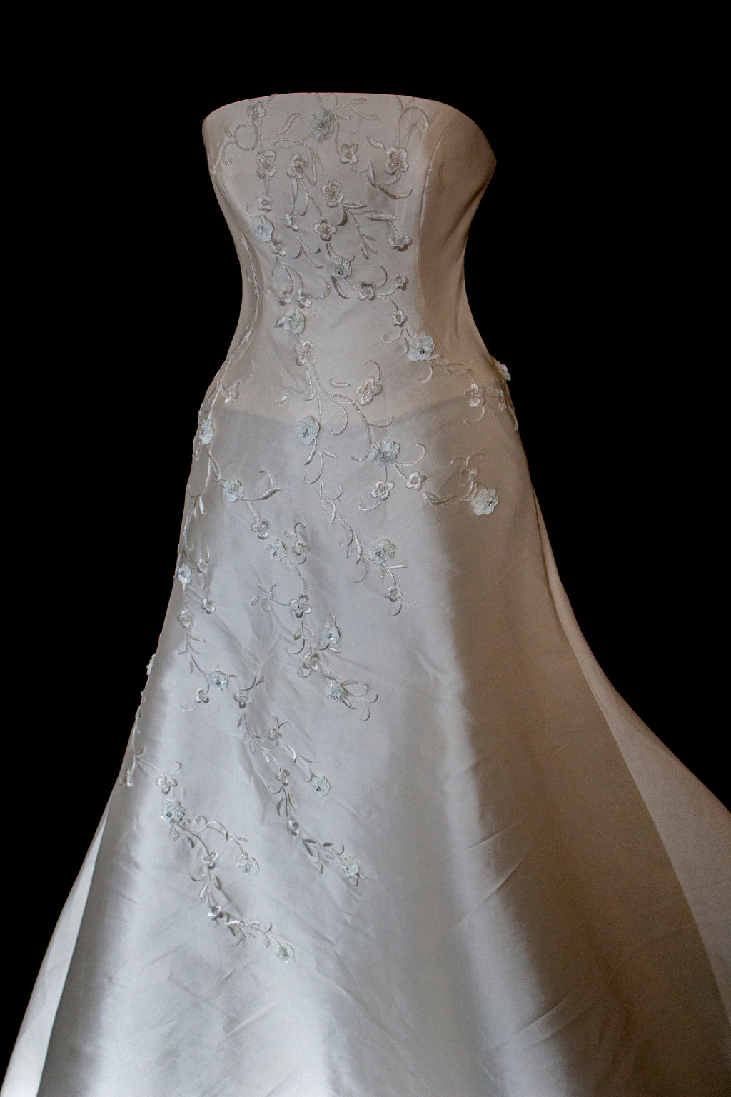 327 - MINIMALIST VINTAGE SILK MIKADO SHEATH: ICE JEWEL EMBROIDERY & FLOWY LONG TRAIN - Vague atelier