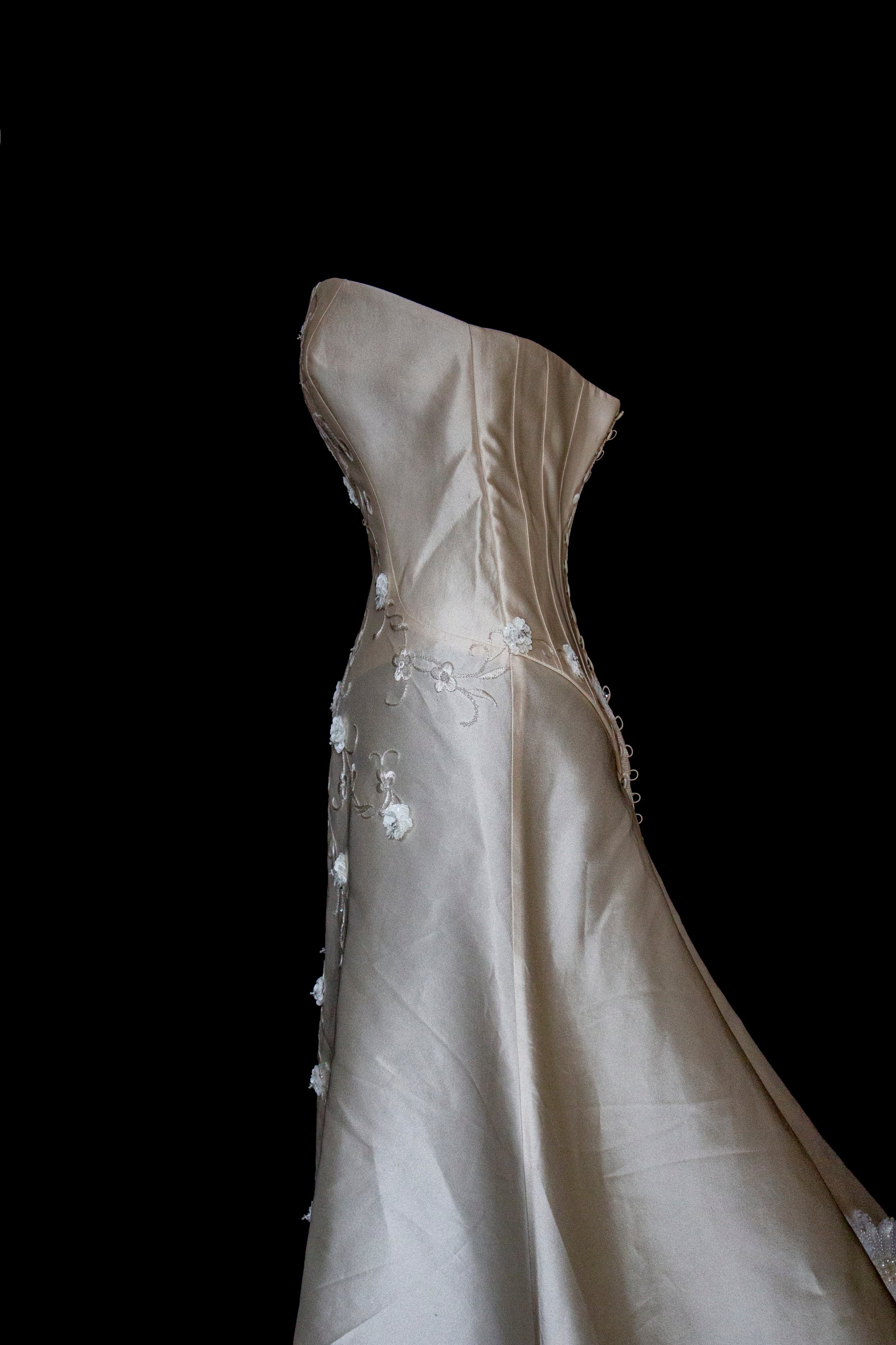 327 - MINIMALIST VINTAGE SILK MIKADO SHEATH: ICE JEWEL EMBROIDERY & FLOWY LONG TRAIN - Vague atelier