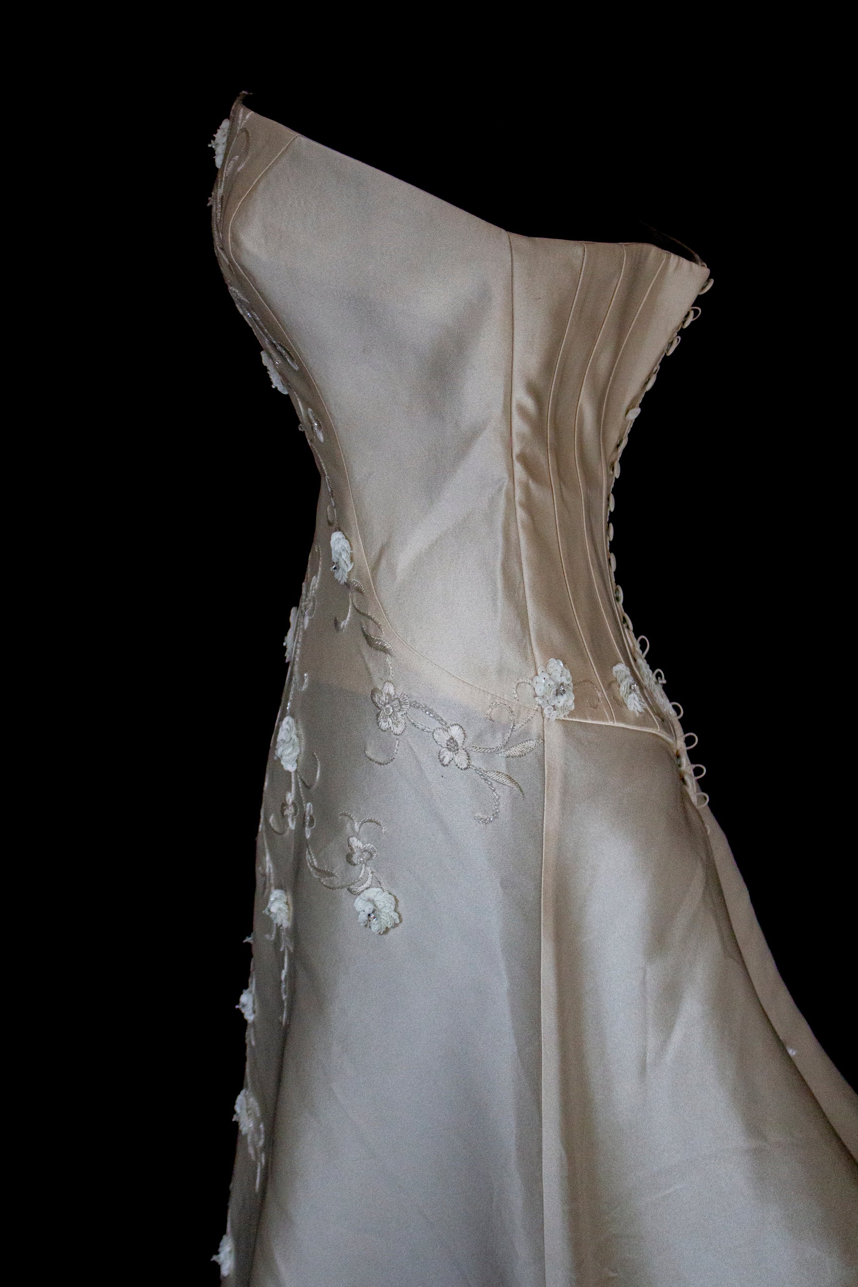 327 - MINIMALIST VINTAGE SILK MIKADO SHEATH: ICE JEWEL EMBROIDERY & FLOWY LONG TRAIN - Vague atelier