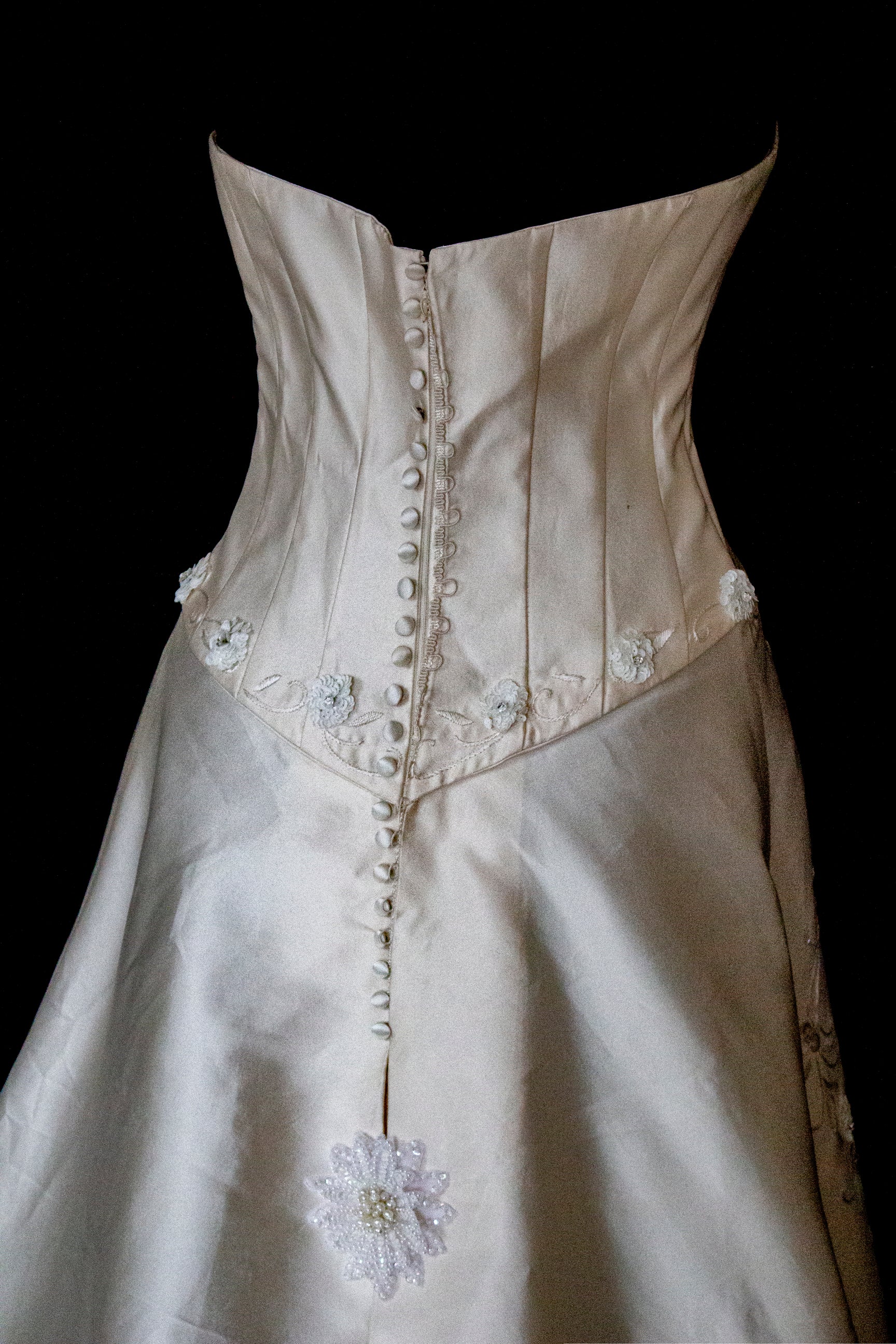 327 - MINIMALIST VINTAGE SILK MIKADO SHEATH: ICE JEWEL EMBROIDERY & FLOWY LONG TRAIN - Vague atelier