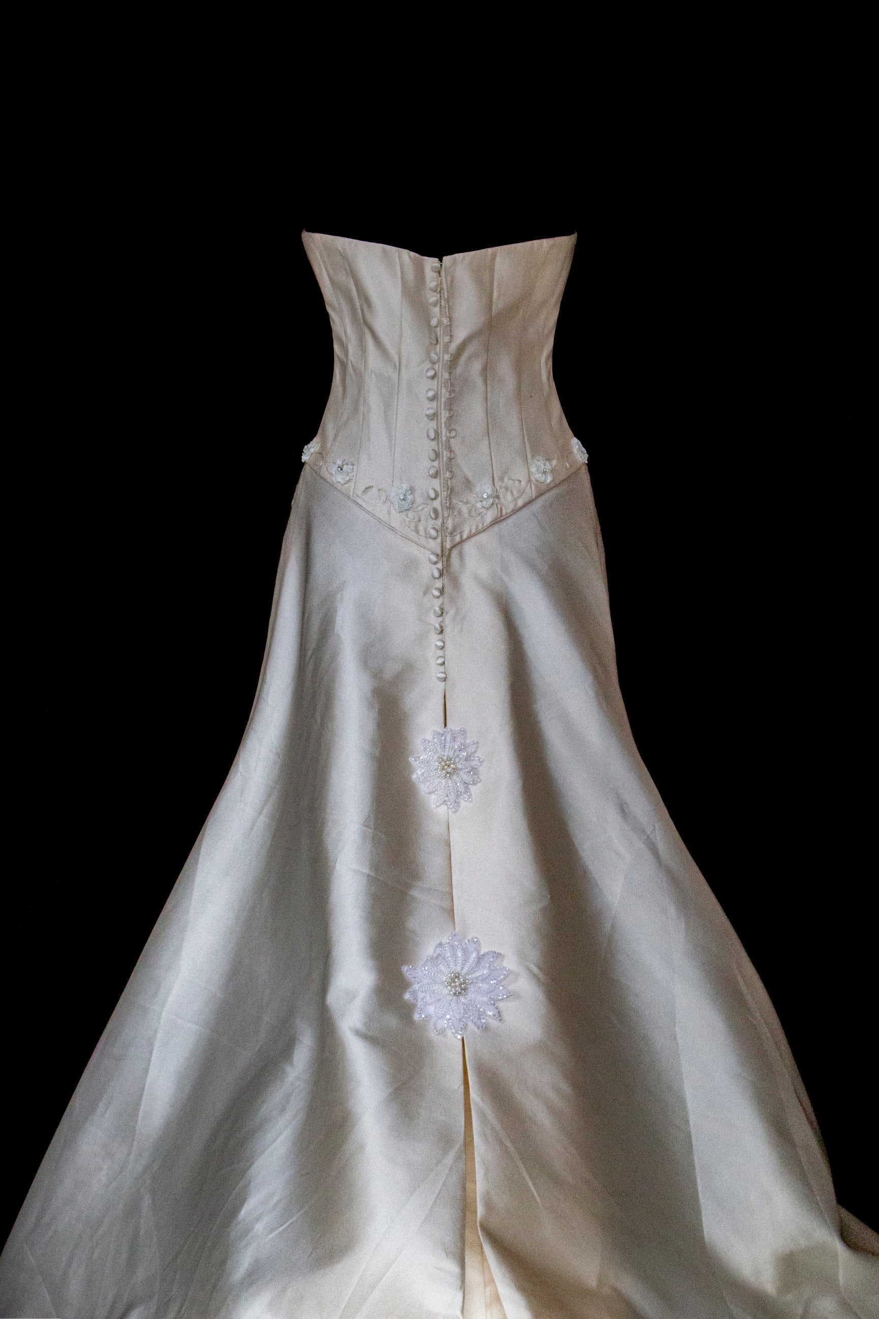327 - MINIMALIST VINTAGE SILK MIKADO SHEATH: ICE JEWEL EMBROIDERY & FLOWY LONG TRAIN - Vague atelier