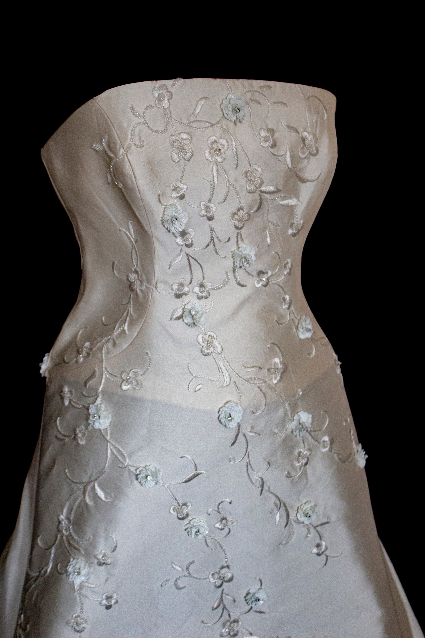 327 - MINIMALIST VINTAGE SILK MIKADO SHEATH: ICE JEWEL EMBROIDERY & FLOWY LONG TRAIN - Vague atelier