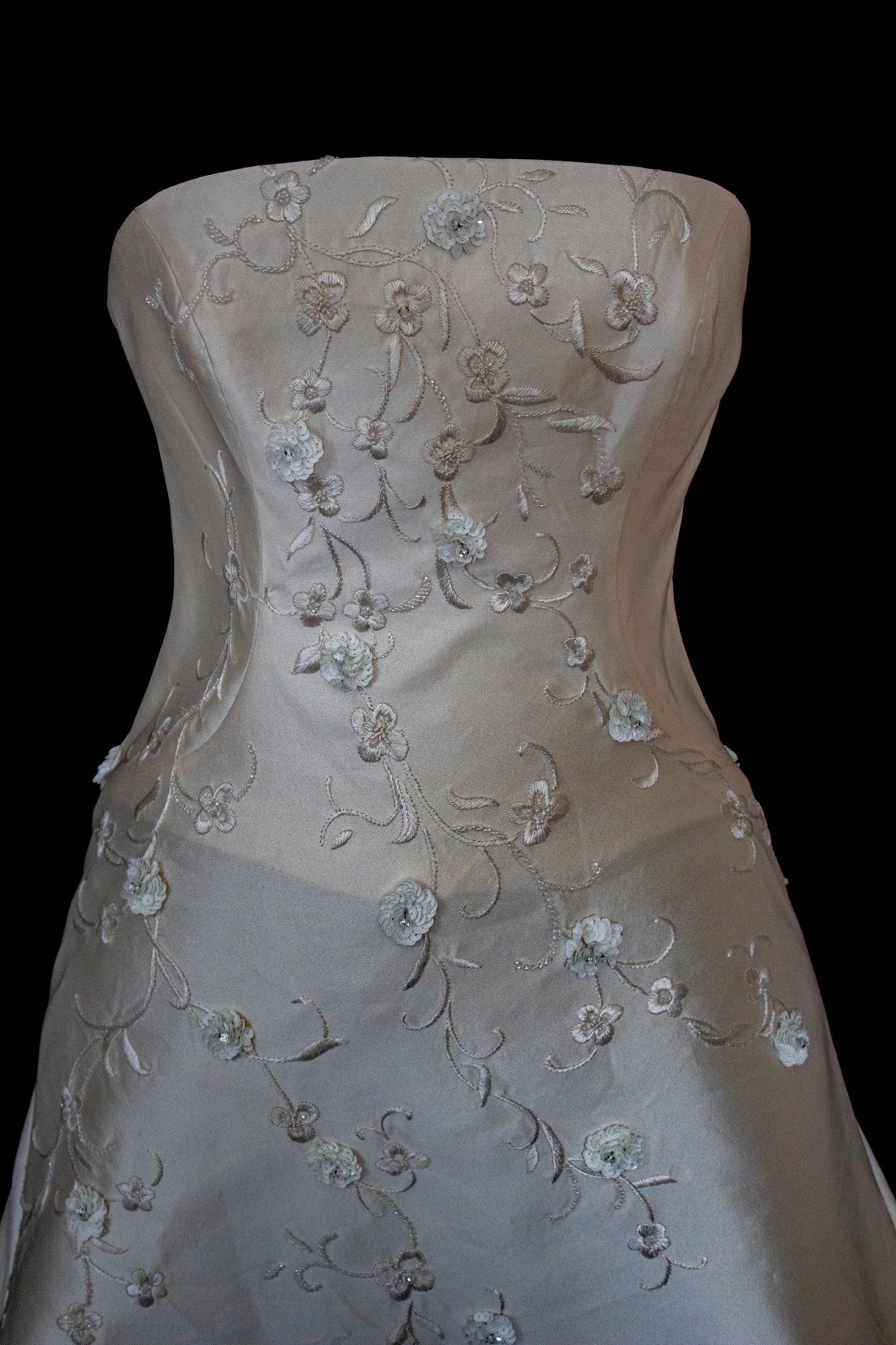 327 - MINIMALIST VINTAGE SILK MIKADO SHEATH: ICE JEWEL EMBROIDERY & FLOWY LONG TRAIN - Vague atelier
